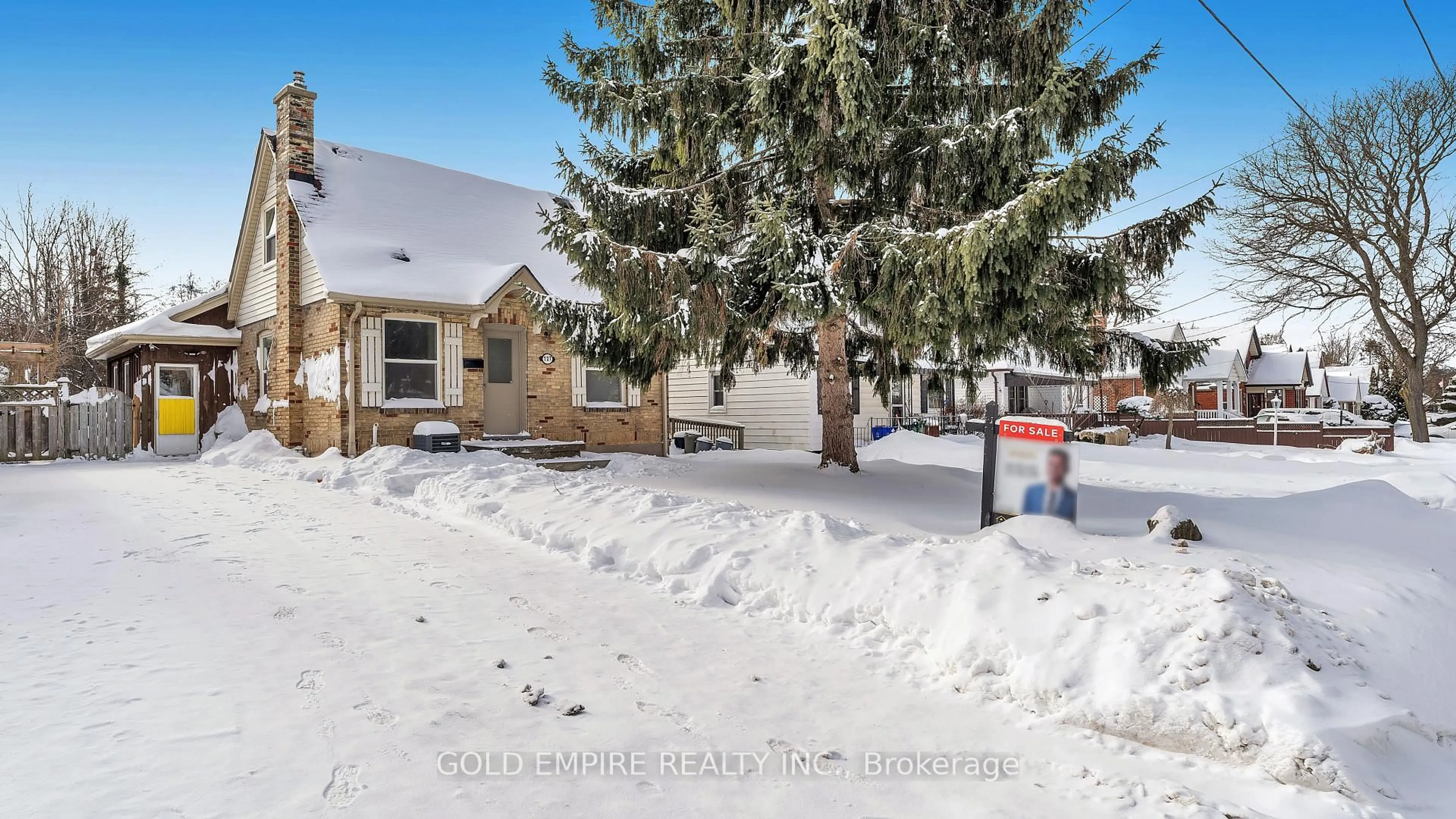 A pic from outside/outdoor area/front of a property/back of a property/a pic from drone, street for 727 Whetter Ave, London South Ontario N6C 2H1