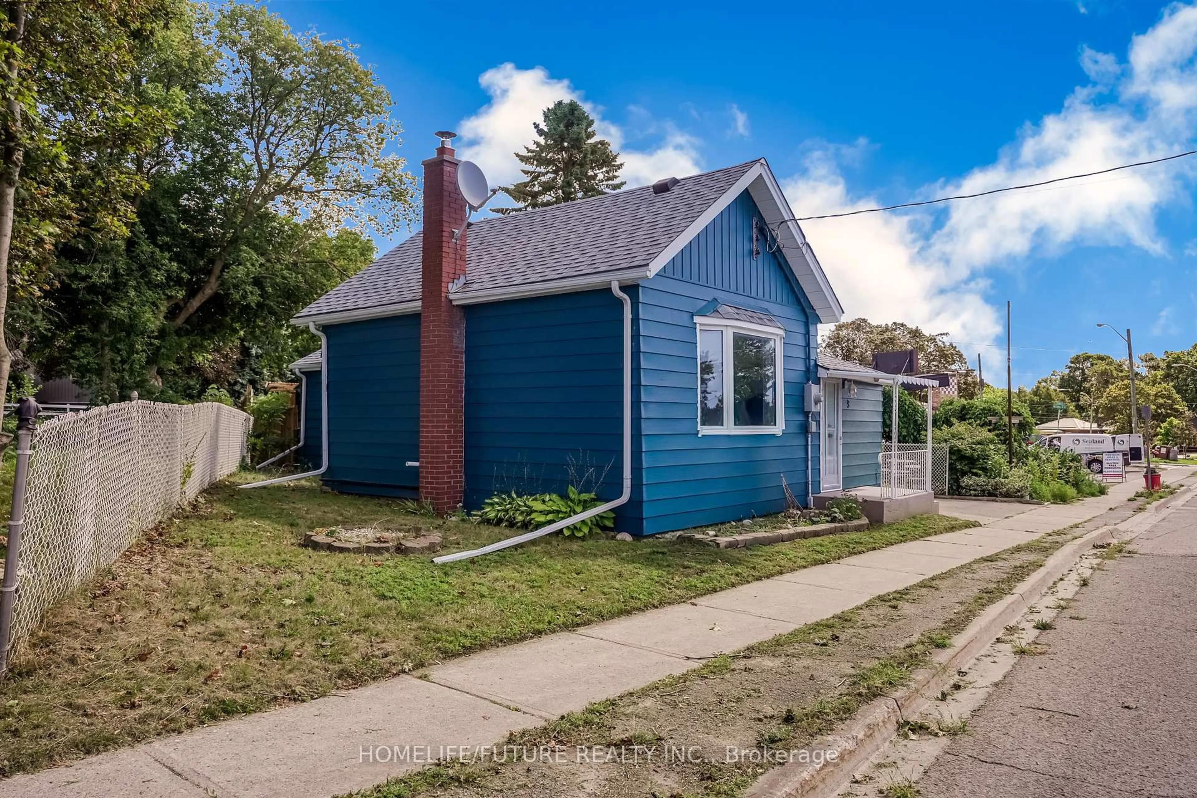 Home with vinyl exterior material, street for 9 Toronto Rd, Port Hope Ontario L1A 3R4