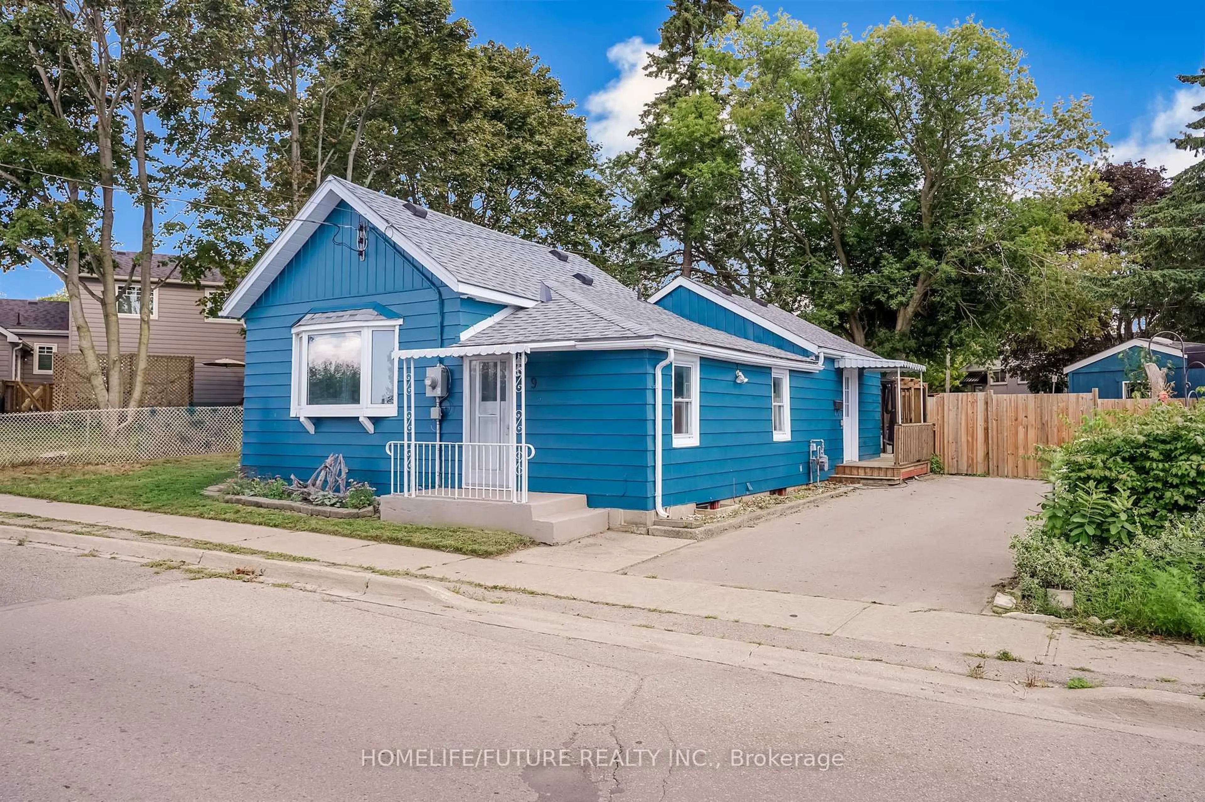 A pic from outside/outdoor area/front of a property/back of a property/a pic from drone, street for 9 Toronto Rd, Port Hope Ontario L1A 3R4