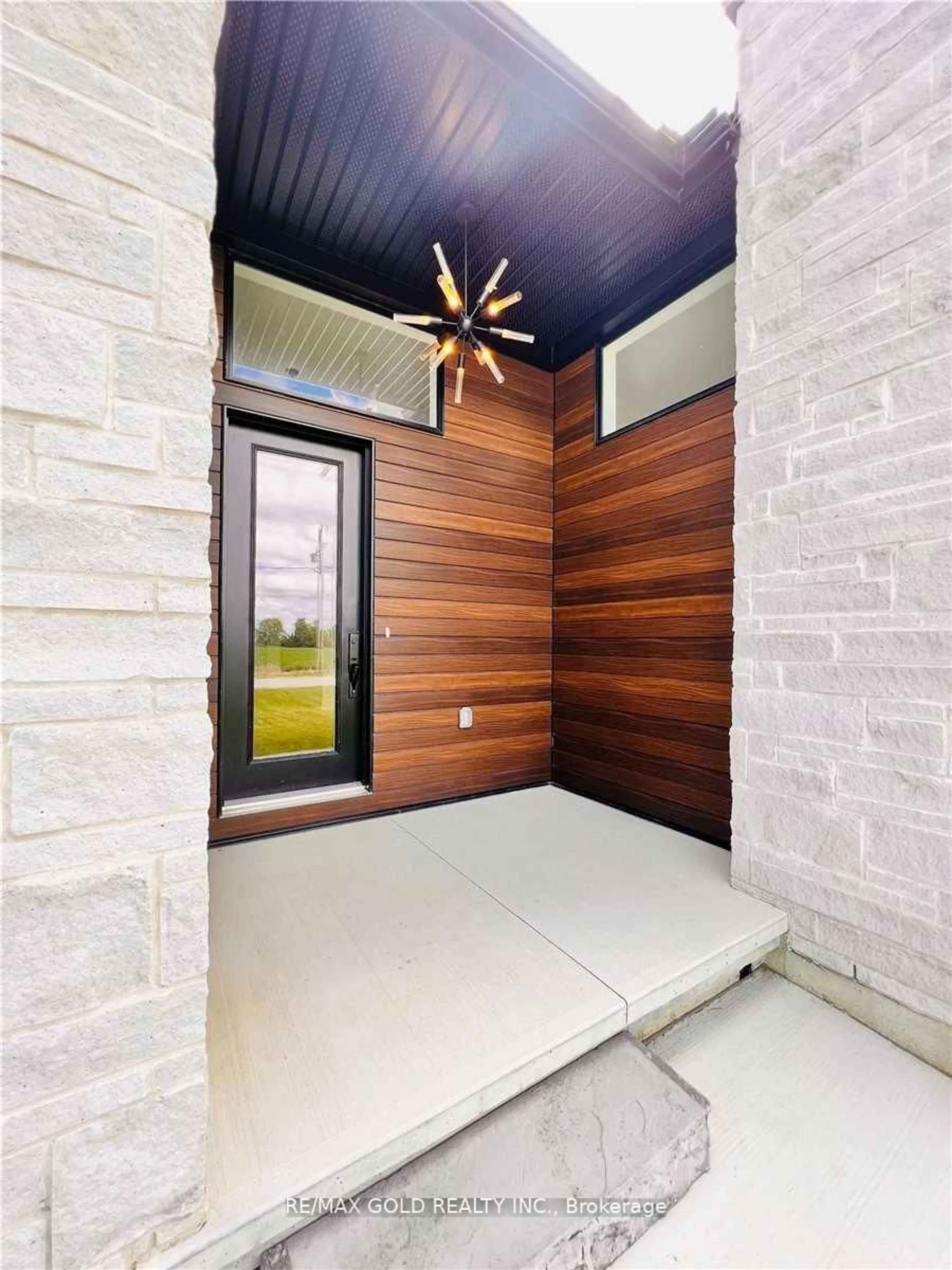 Indoor entryway for 3761 Queen St, Plympton-Wyoming Ontario N0N 1E0