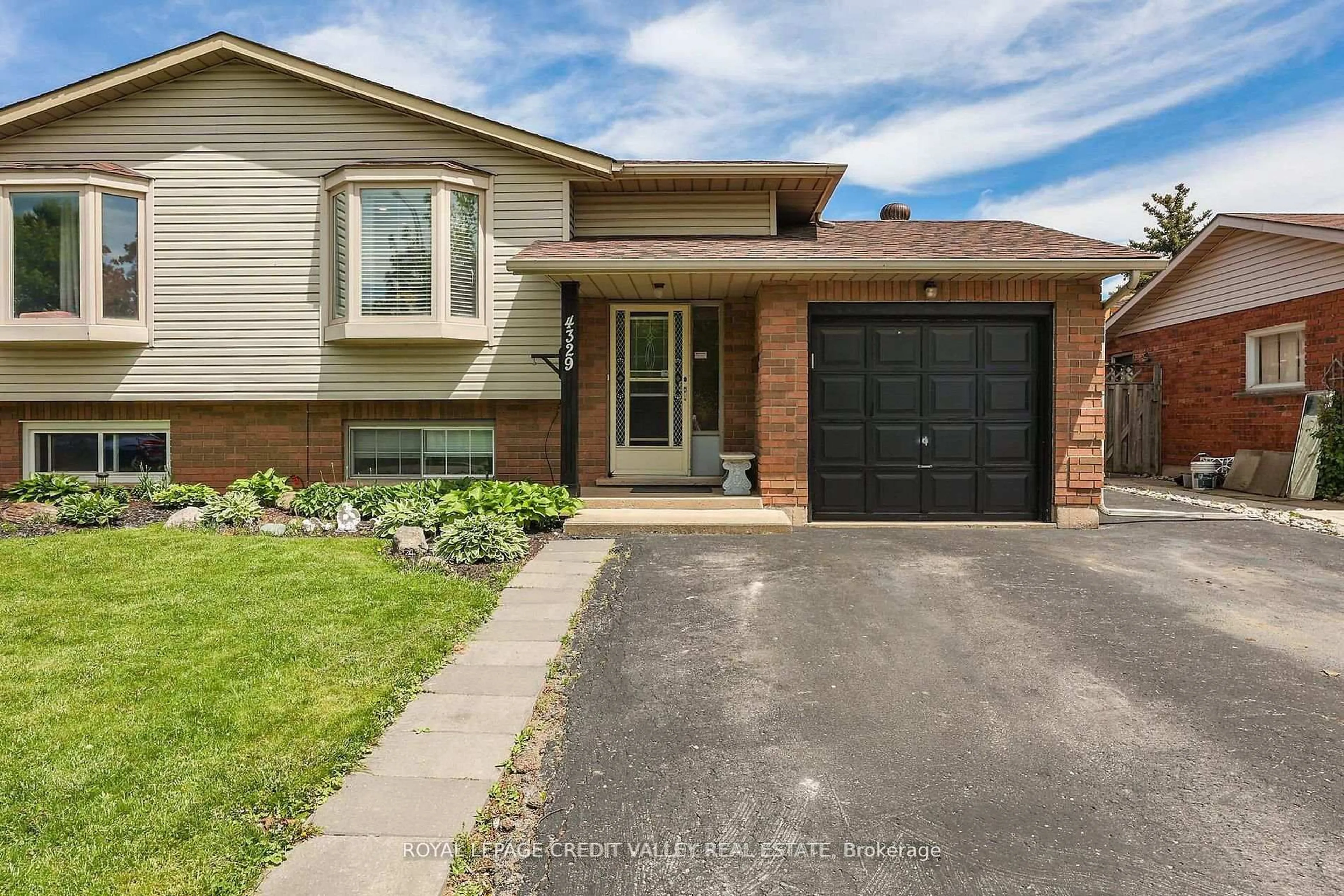 Home with brick exterior material, street for 4329 Concord Ave, Lincoln Ontario L0R 1B6