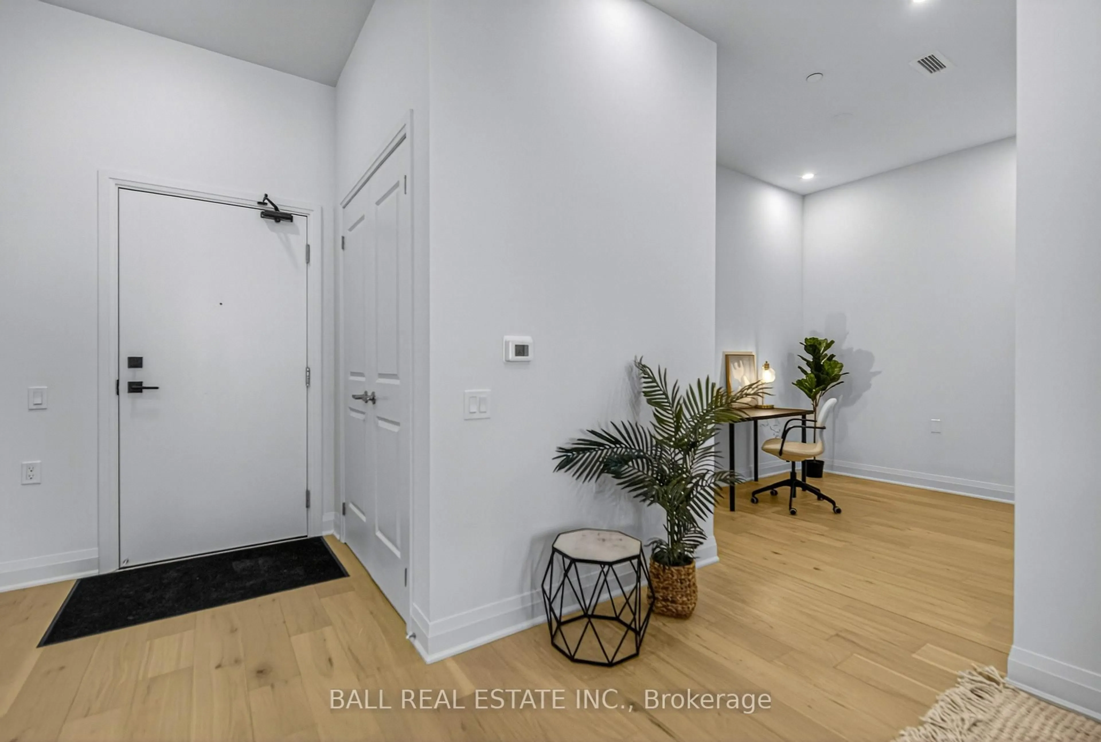 Indoor entryway for 99 Louisa St #117, Kawartha Lakes Ontario K0M 1N0