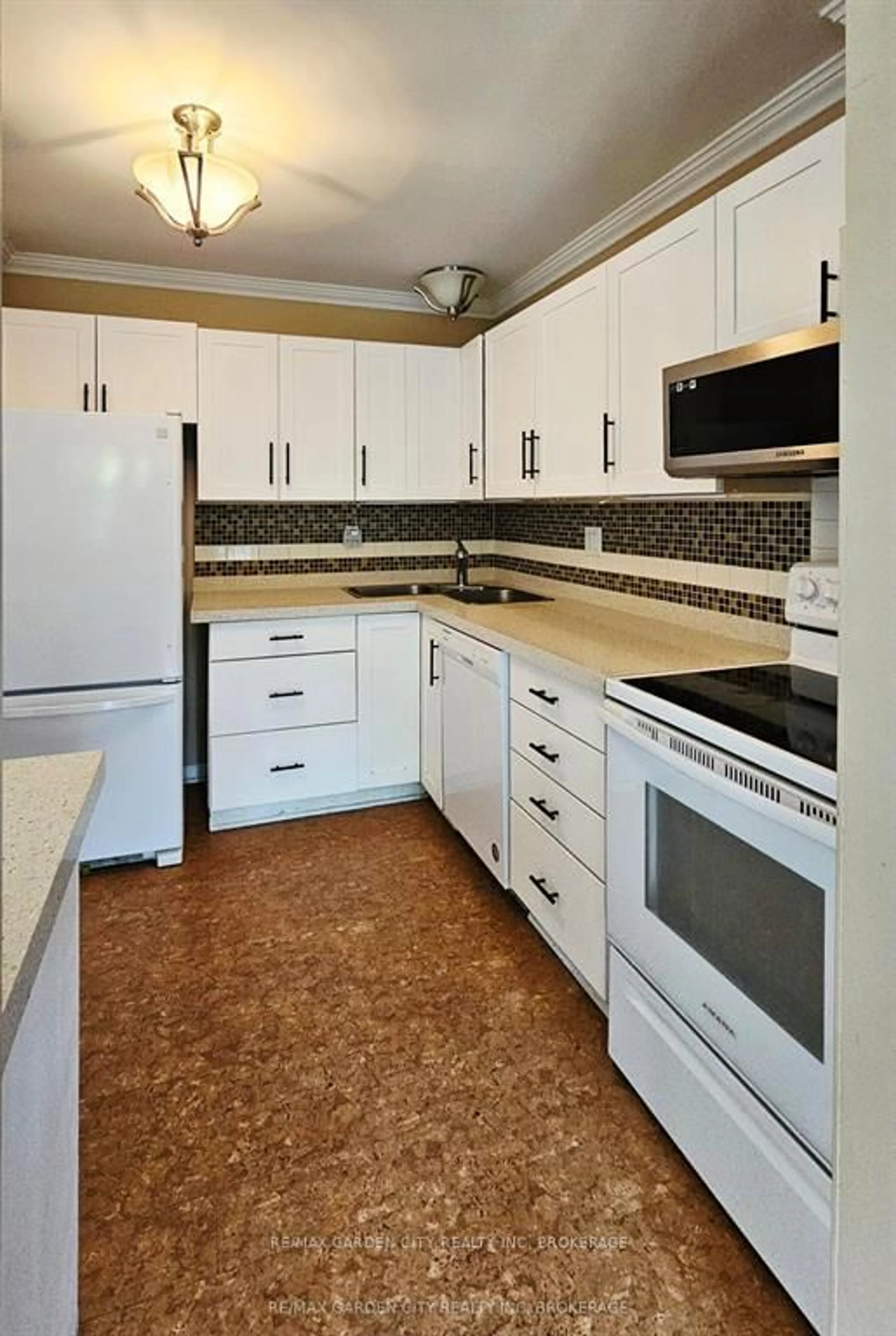 Standard kitchen, ceramic/tile floor for 122 BUNTING Rd #45, St. Catharines Ontario L2P 3X7