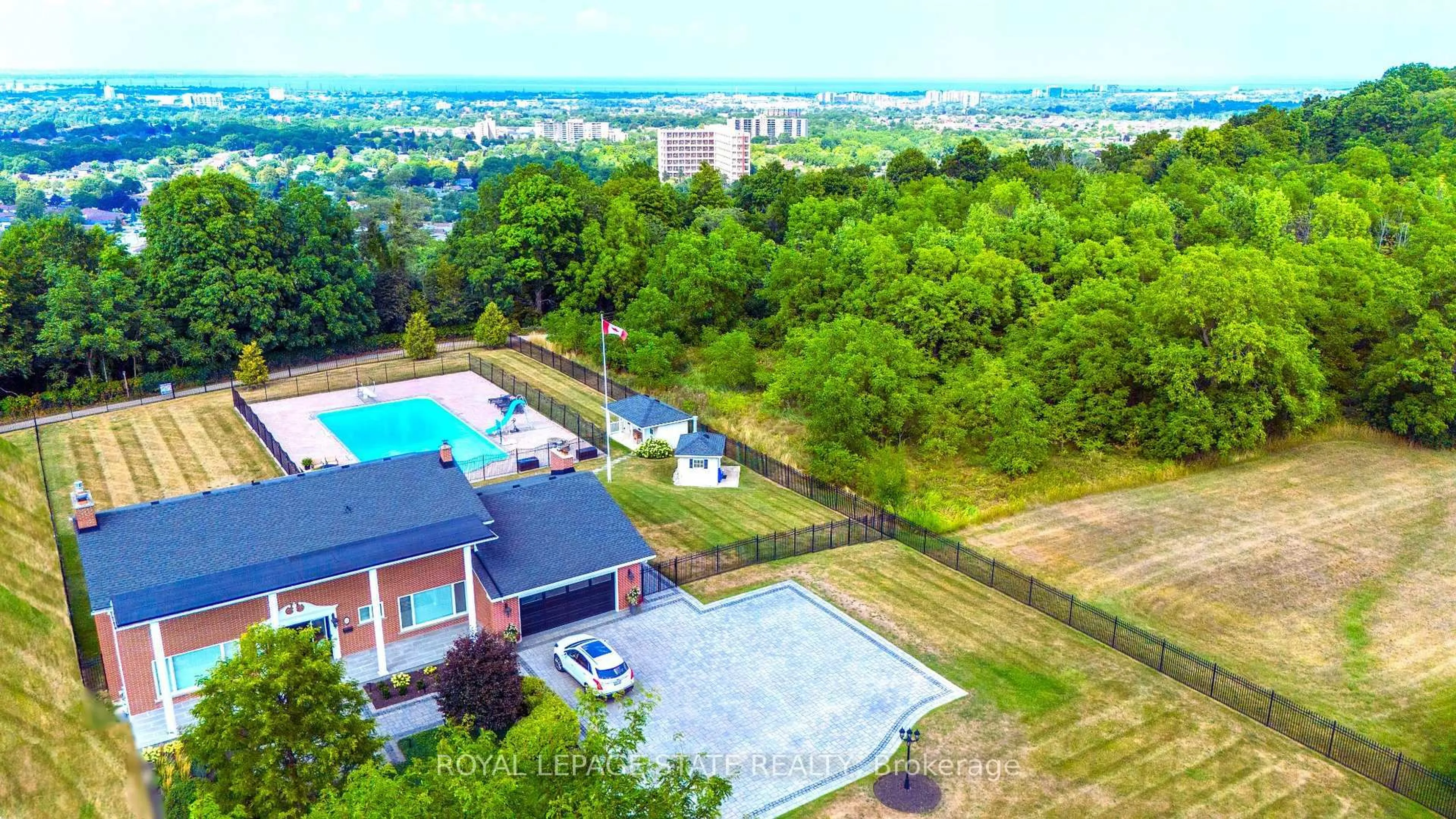 A pic from outside/outdoor area/front of a property/back of a property/a pic from drone, water/lake/river/ocean view for 10 Azalea Crt, Hamilton Ontario L8J 1K4