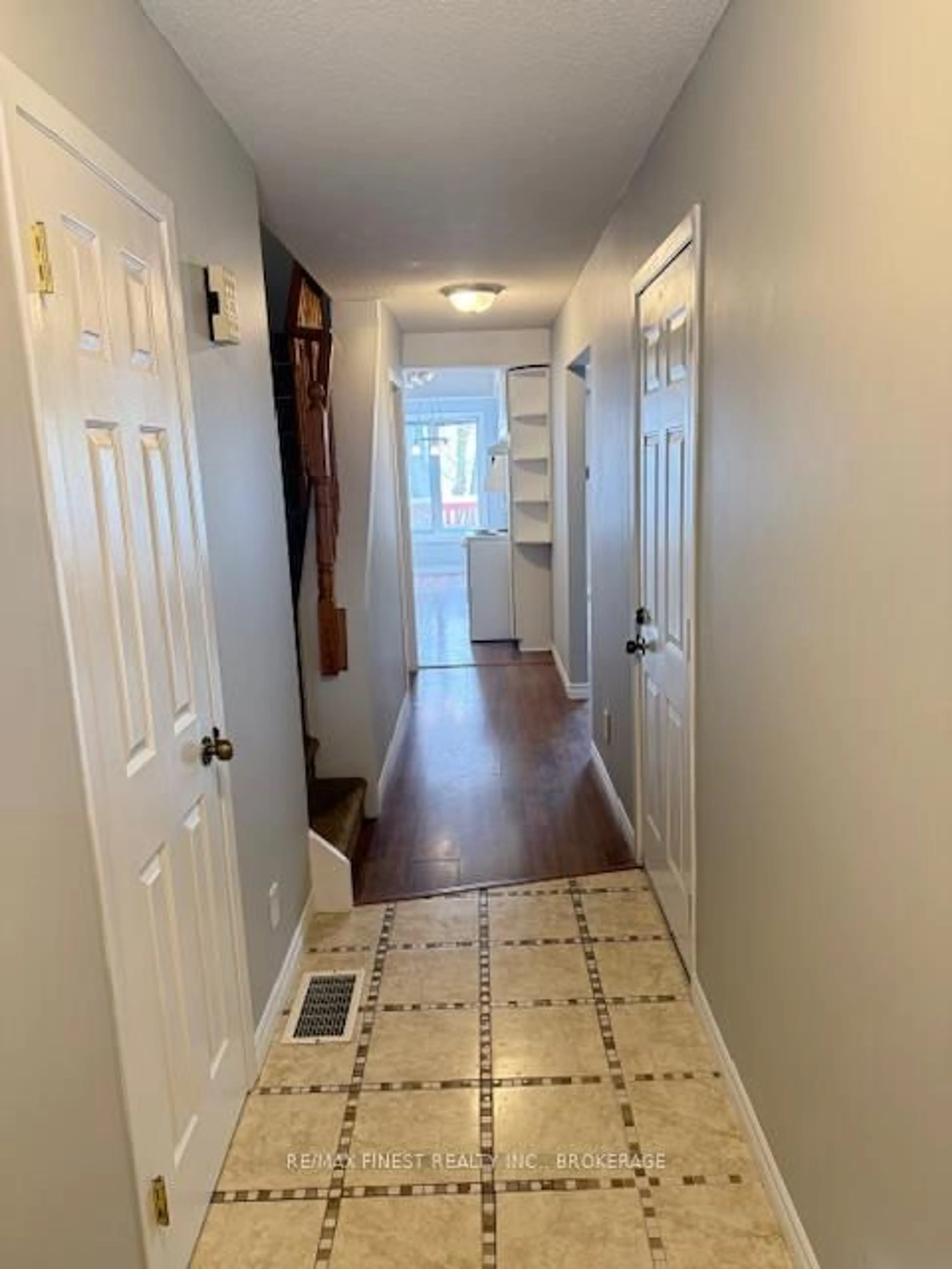 Indoor entryway for 936 Killarney Cres, Kingston Ontario K7M 8E1