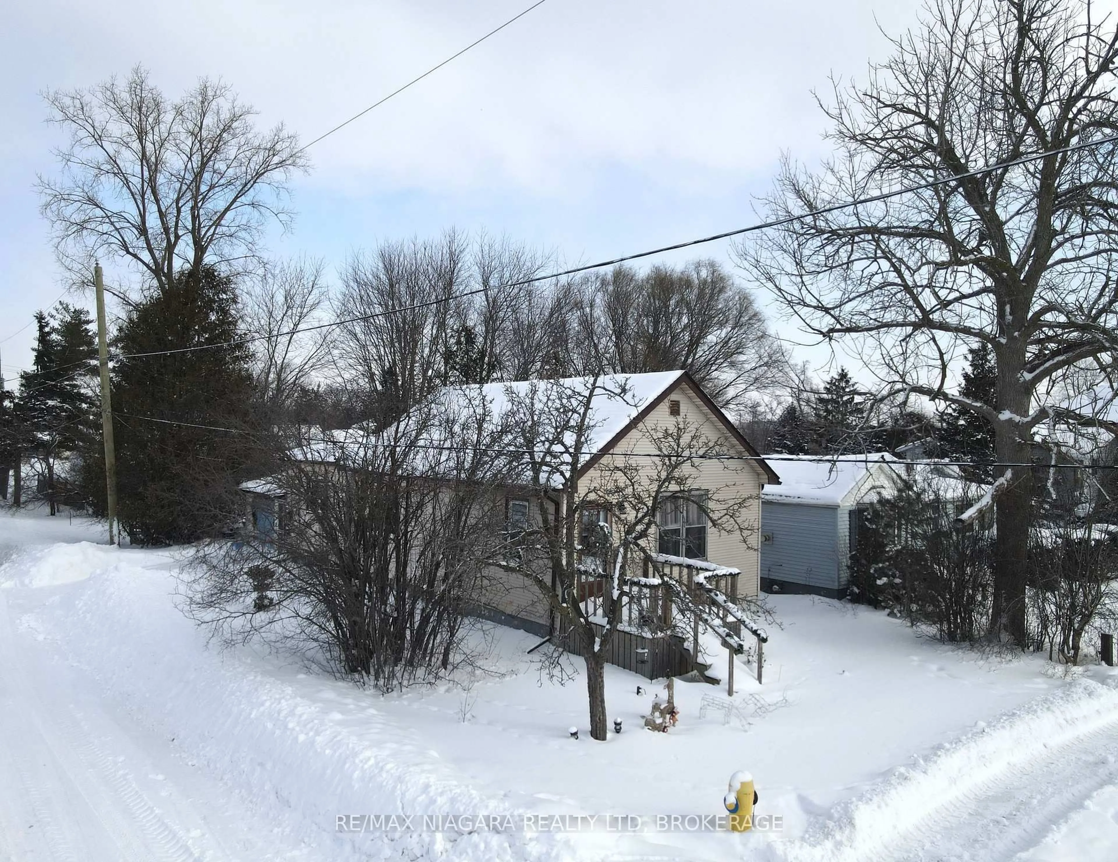A pic from outside/outdoor area/front of a property/back of a property/a pic from drone, street for 87 Lavinia St, Fort Erie Ontario L2A 2C9