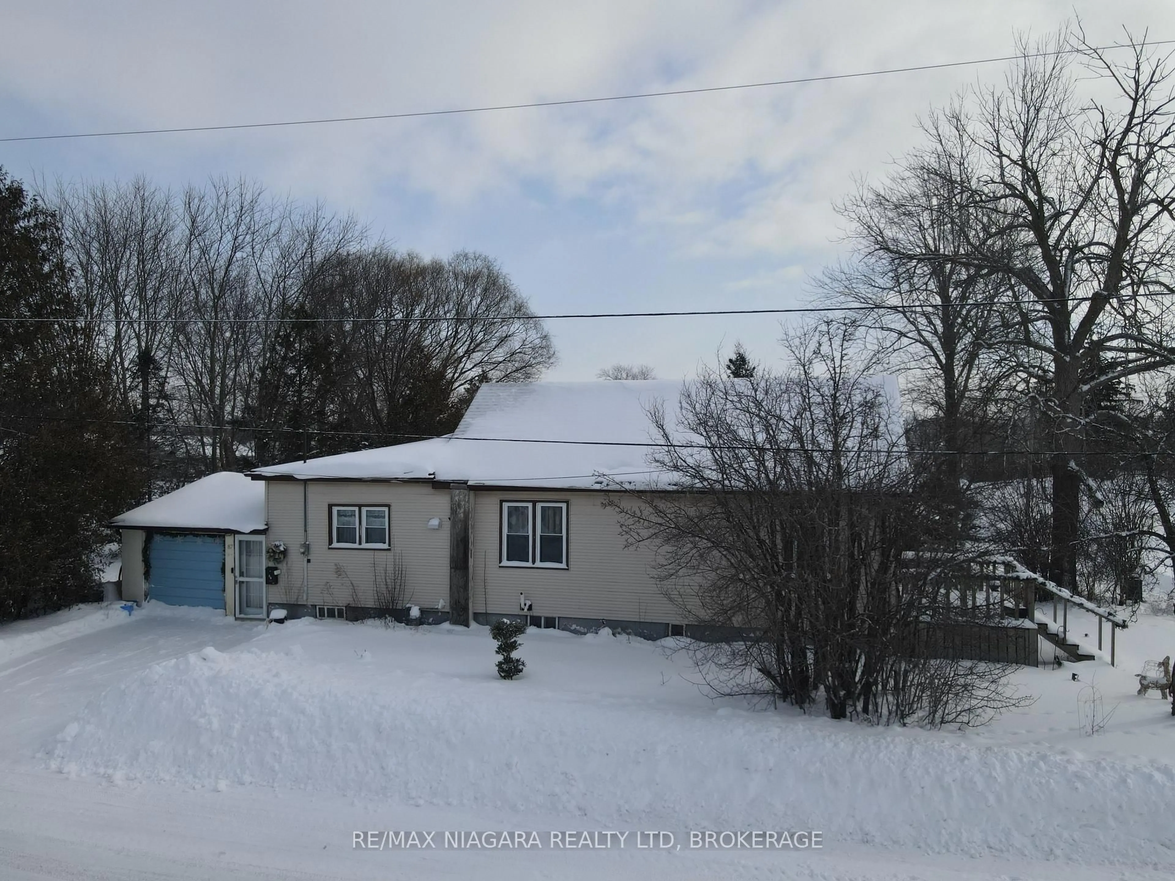 A pic from outside/outdoor area/front of a property/back of a property/a pic from drone, street for 87 Lavinia St, Fort Erie Ontario L2A 2C9