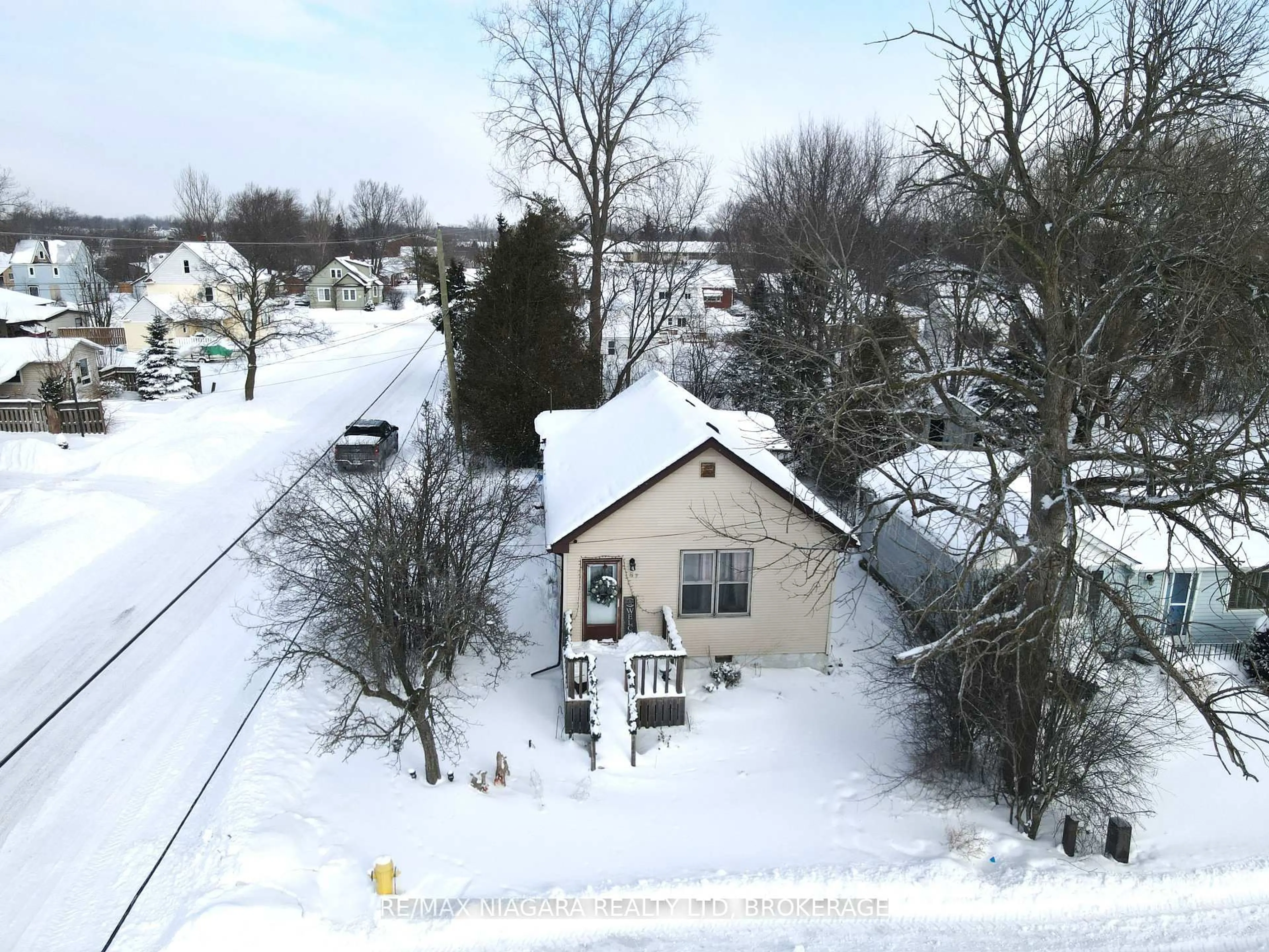 A pic from outside/outdoor area/front of a property/back of a property/a pic from drone, street for 87 Lavinia St, Fort Erie Ontario L2A 2C9