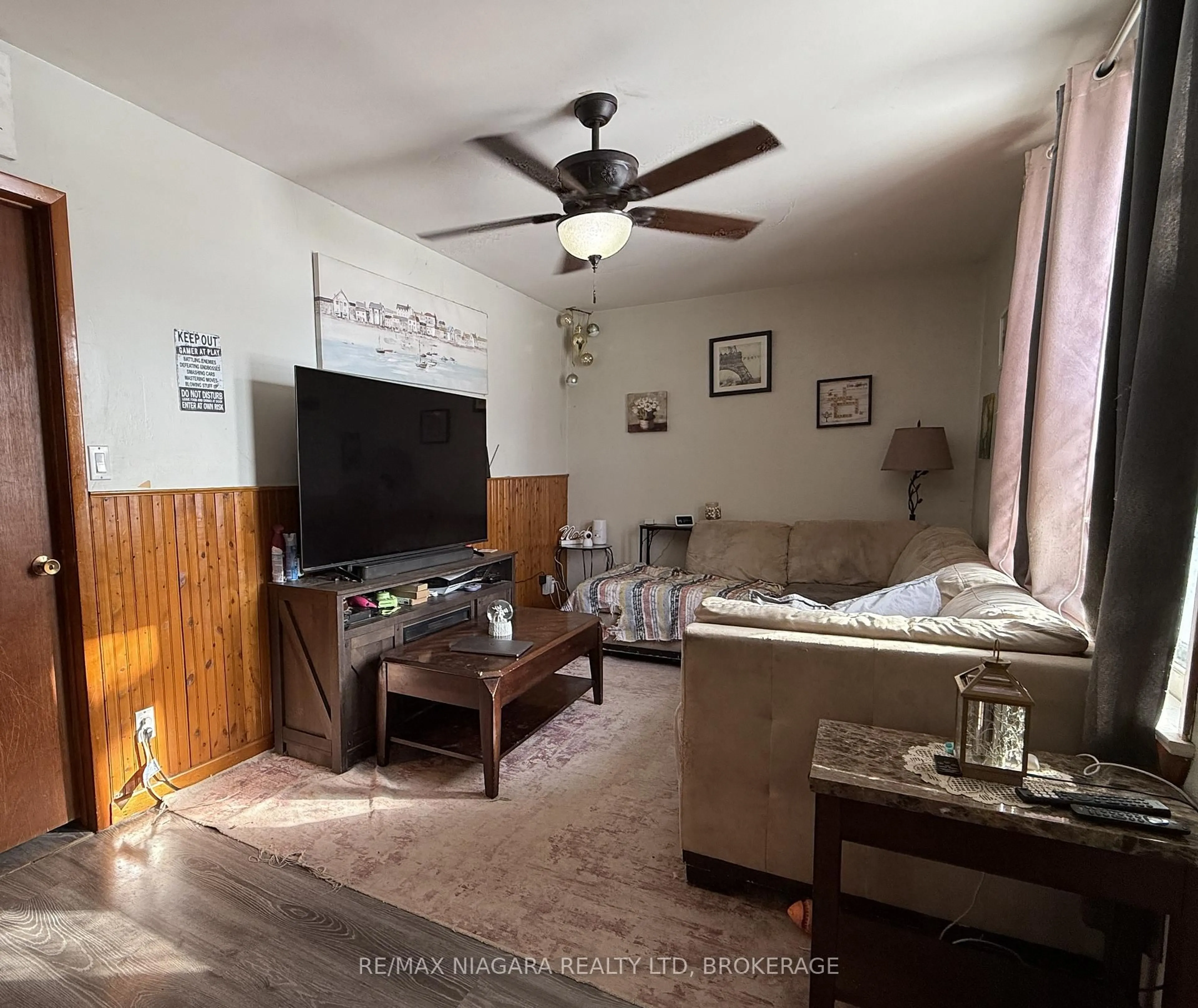 Living room with furniture, unknown for 87 Lavinia St, Fort Erie Ontario L2A 2C9