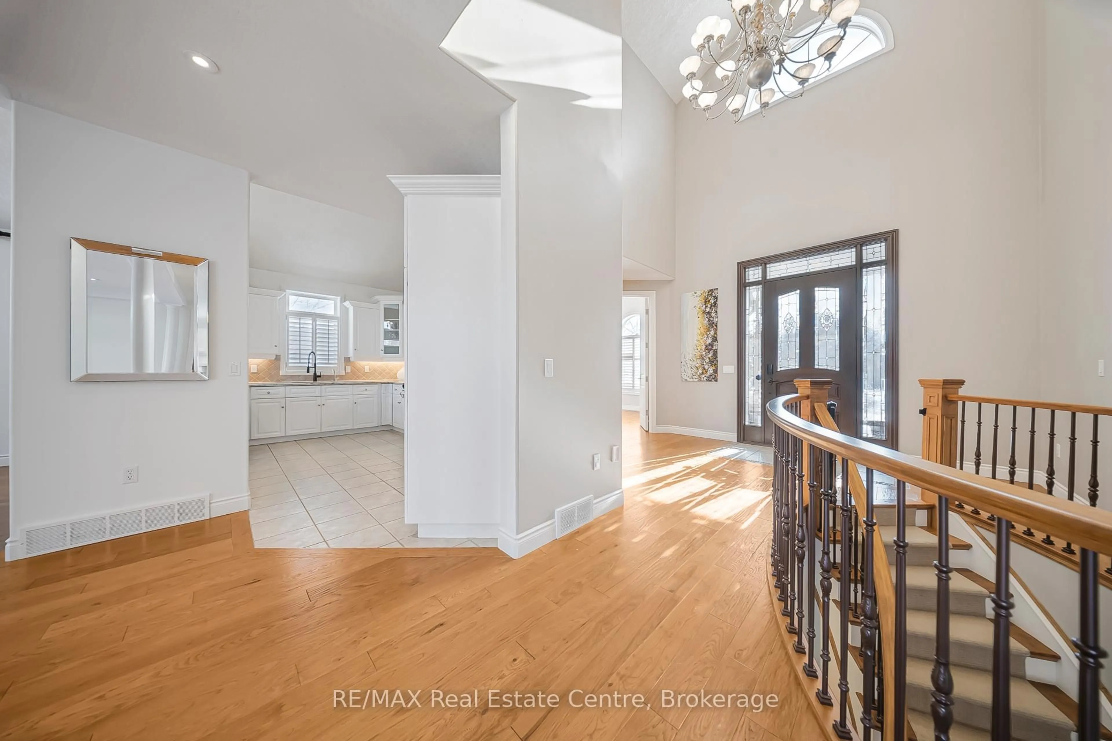 Indoor entryway for 333 Milla Crt, Waterloo Ontario N2L 6N4