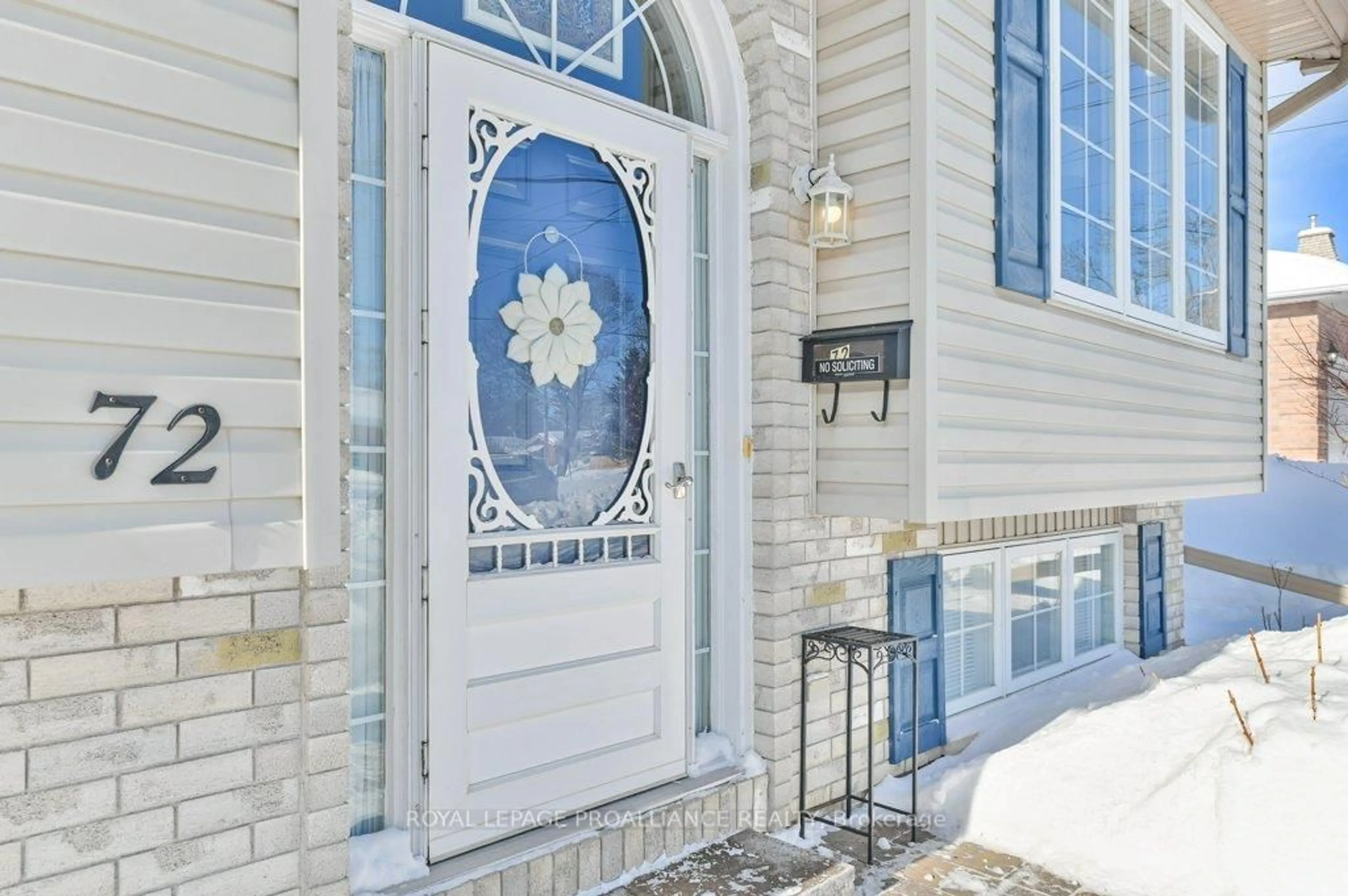 Indoor entryway for 72 Gilbert St, Belleville Ontario K8P 3H2