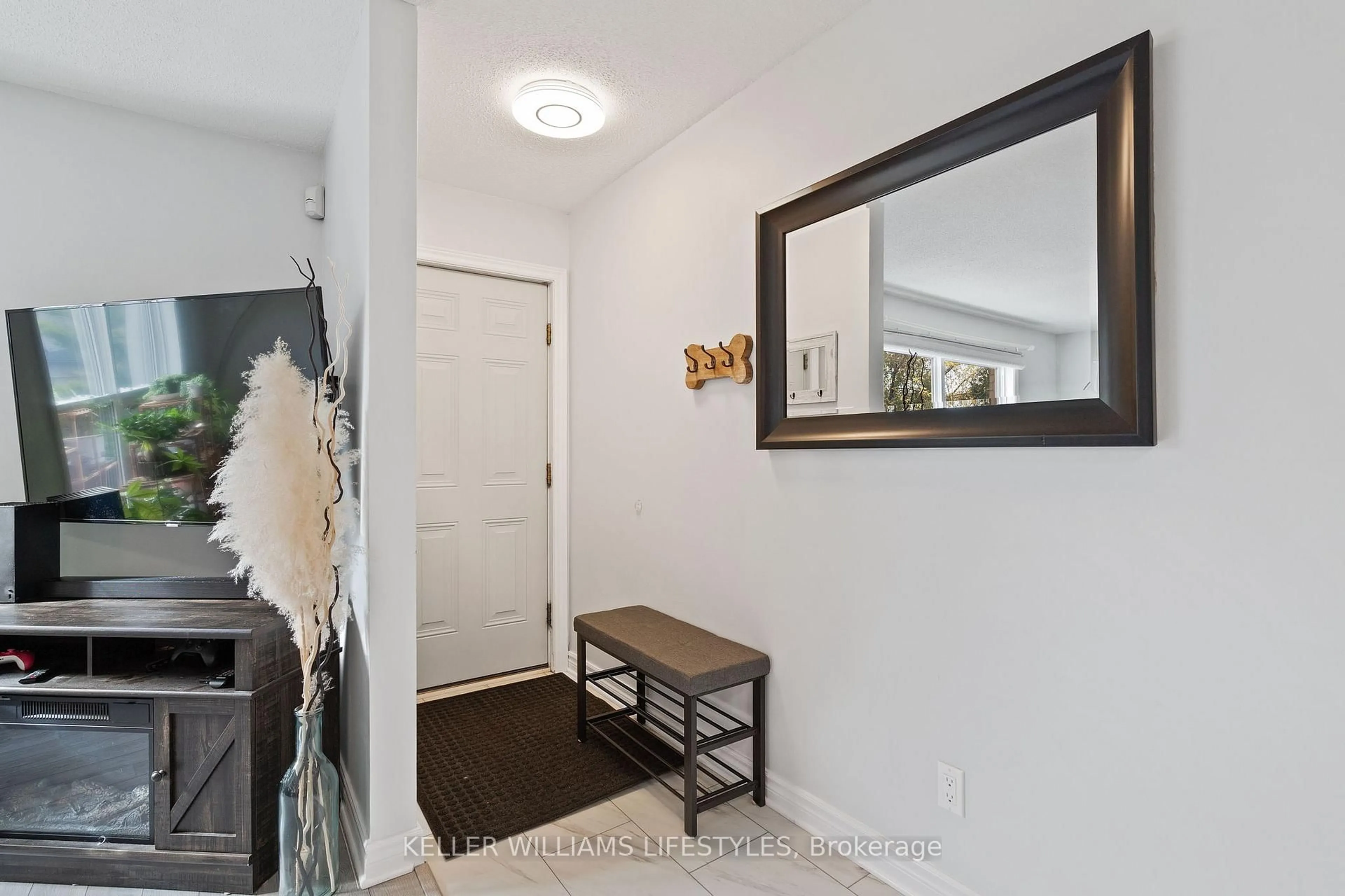 Indoor entryway for 757 Wharncliffe Rd #3, London South Ontario N6J 2N7