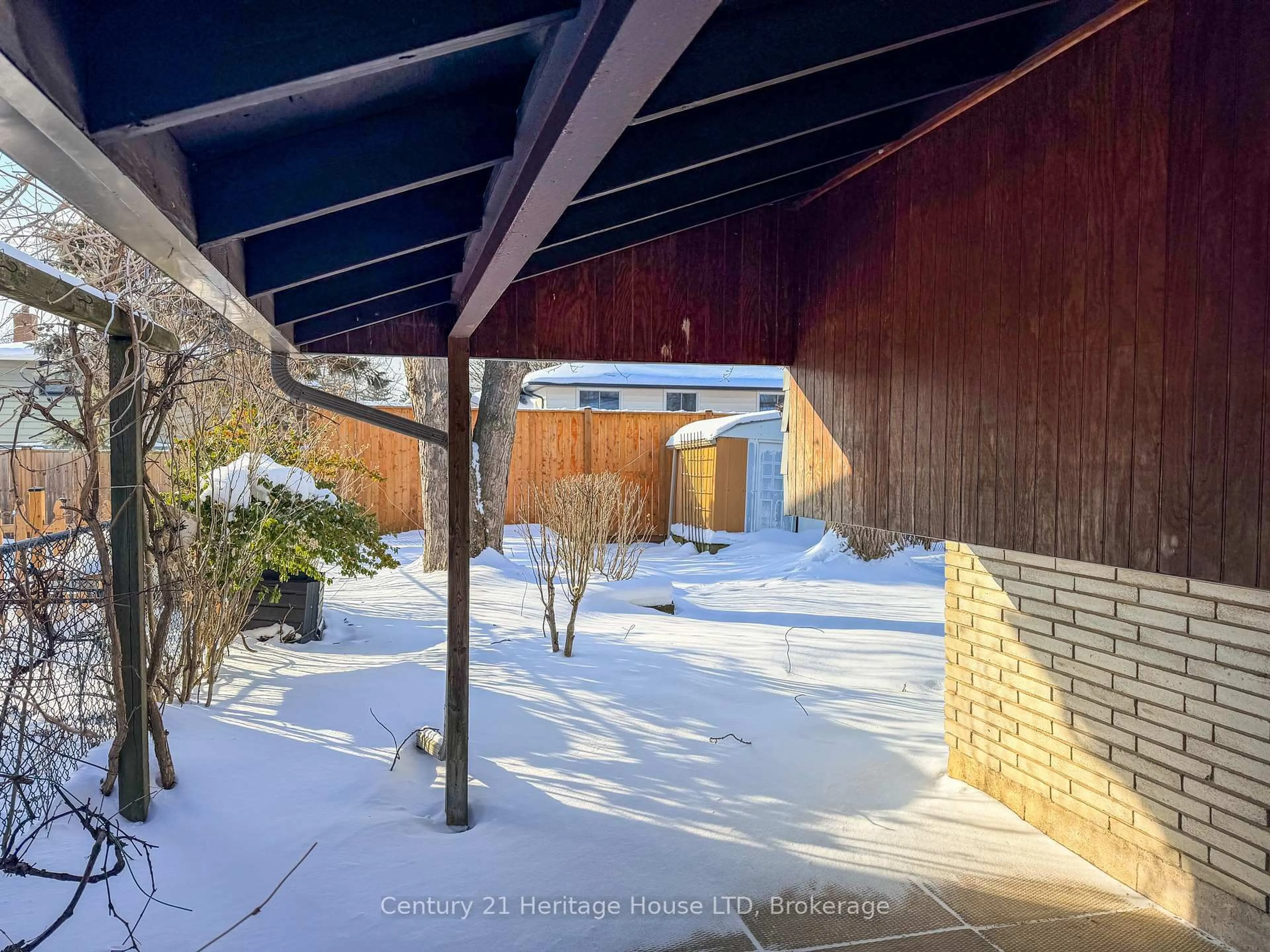 A pic from outside/outdoor area/front of a property/back of a property/a pic from drone, street for 387 First Ave, Welland Ontario L3C 5R3