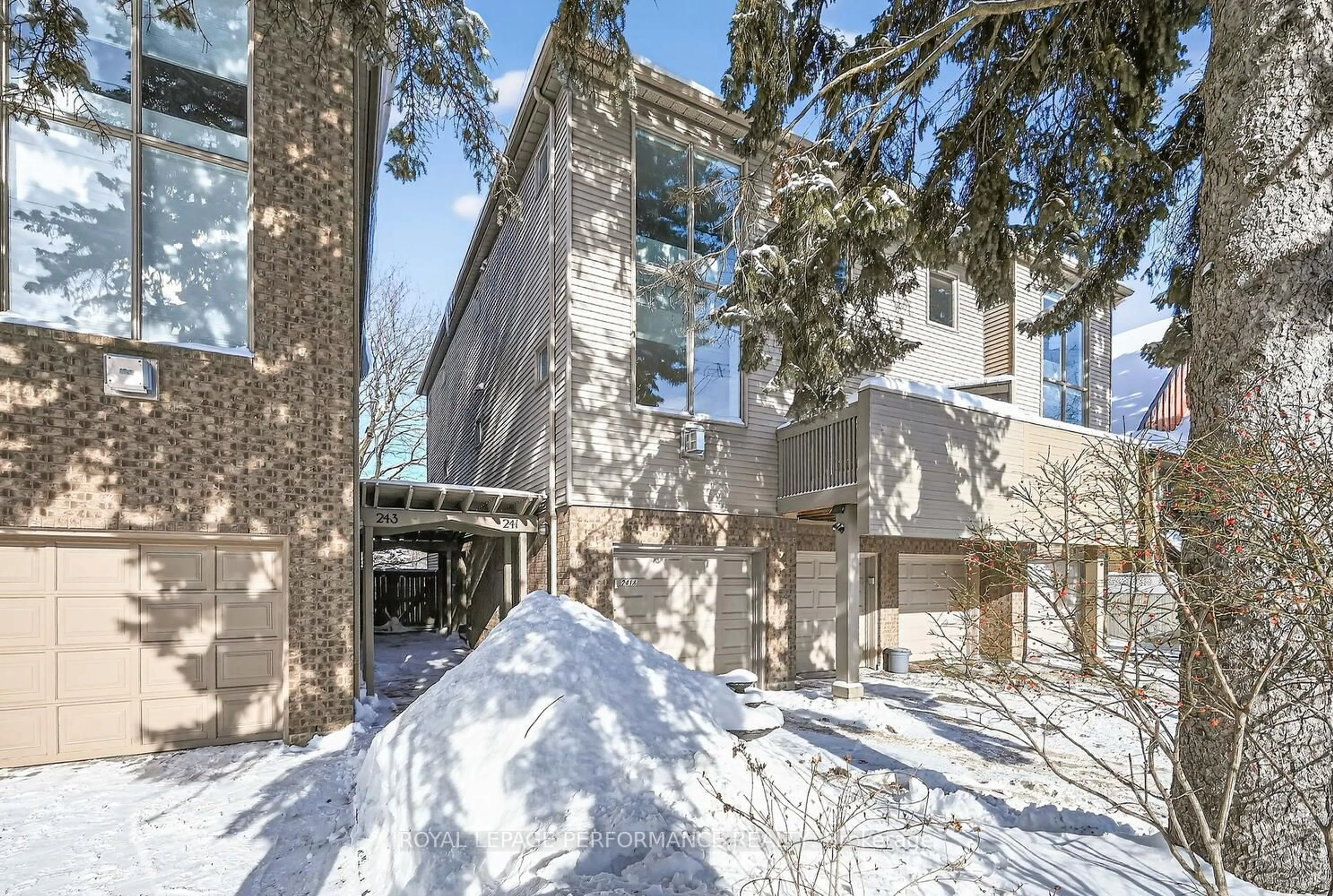 Indoor foyer for 241 Sunnyside Ave #A, Ottawa Ontario K1S 0R4