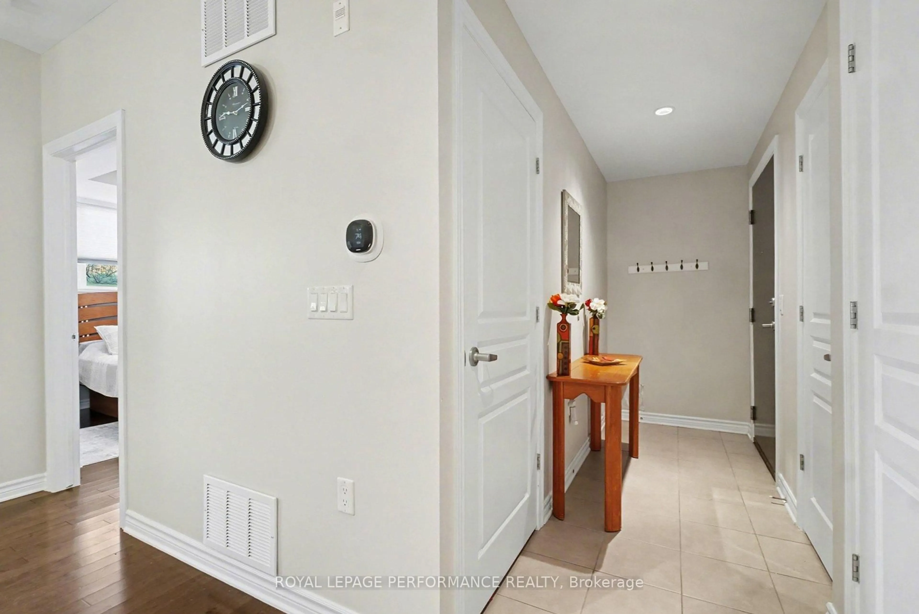Indoor entryway for 655 Beauparc Private #101, Ottawa Ontario K1J 0B6