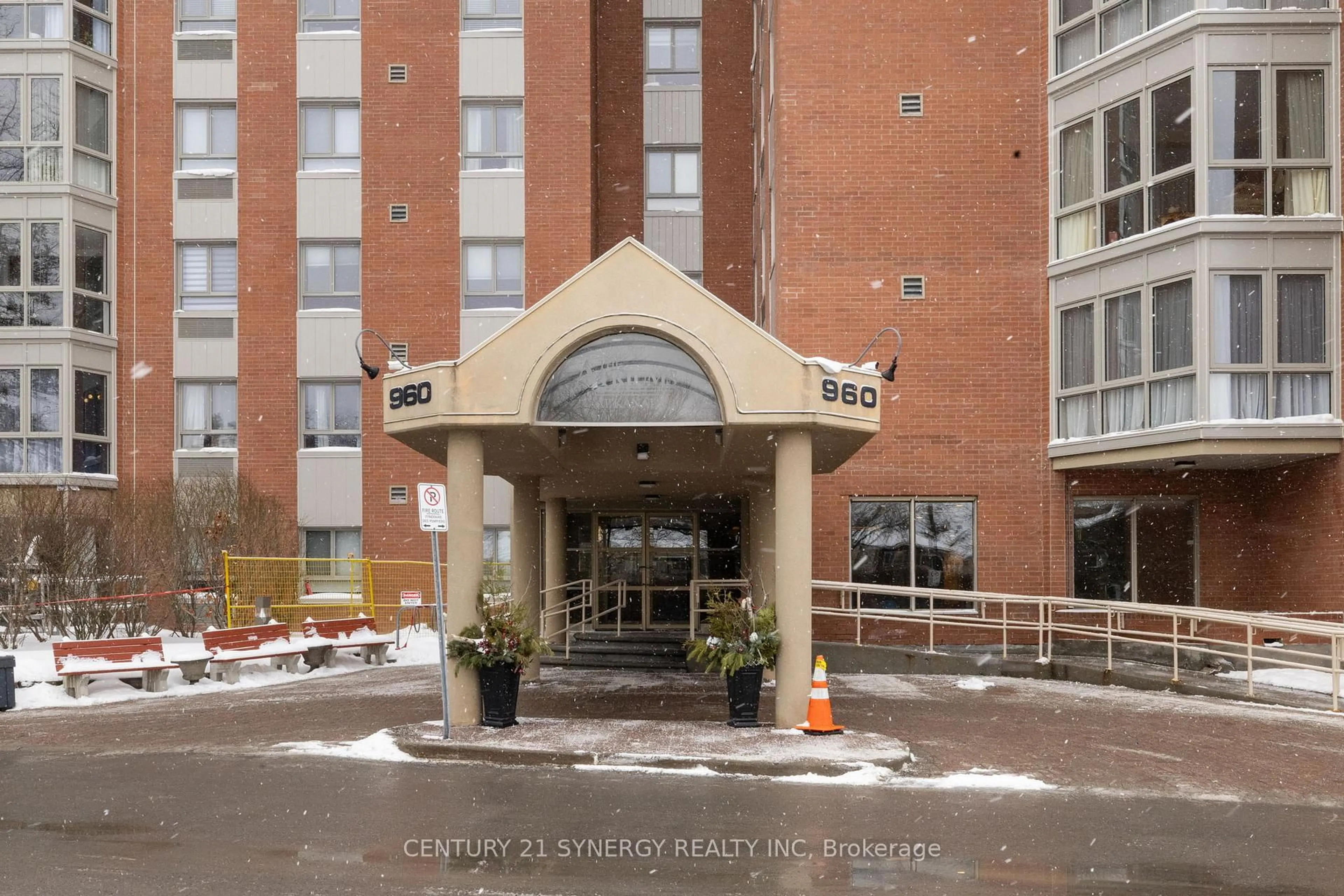 Indoor foyer for 960 Teron Rd #815, Ottawa Ontario K2K 2B6