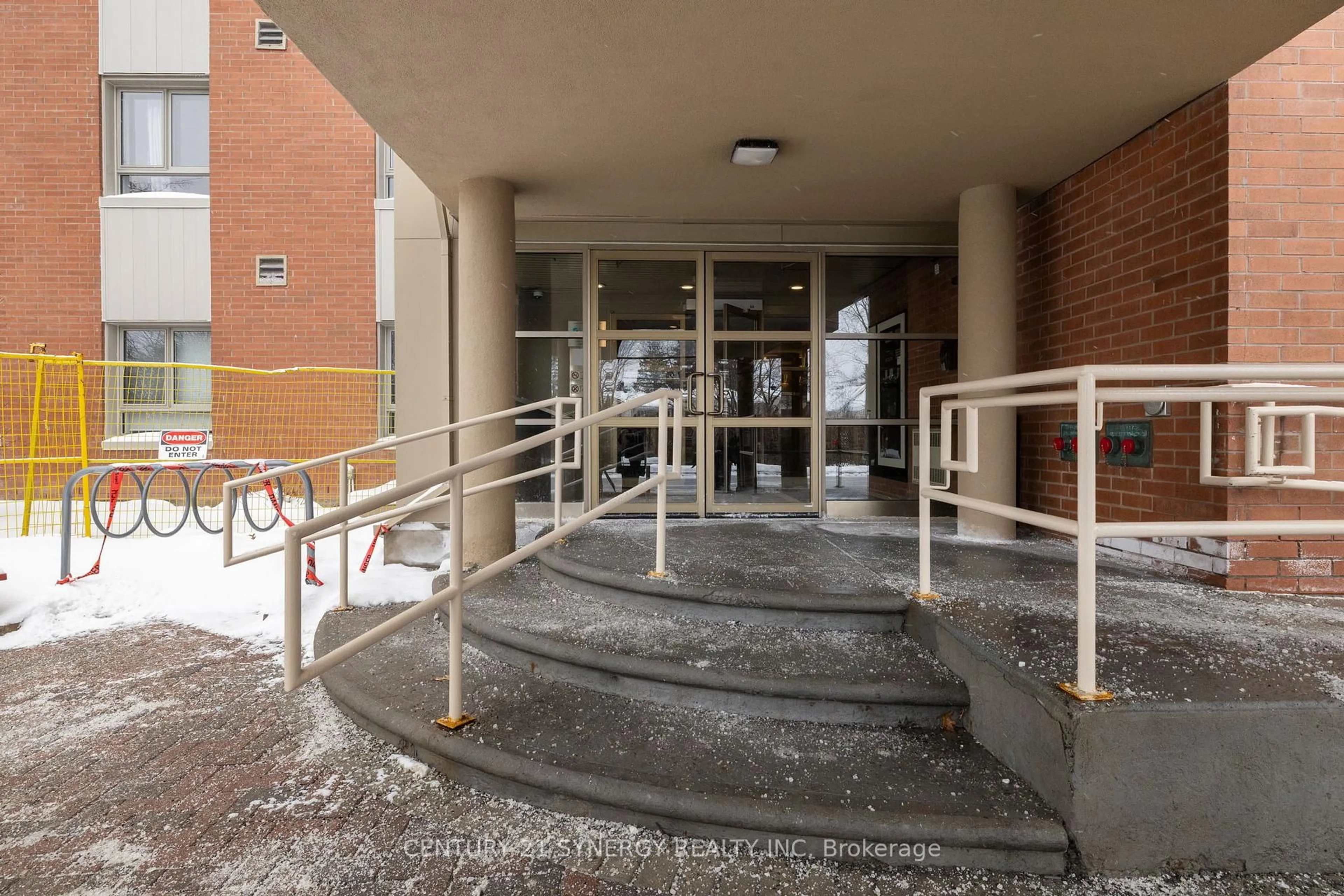 Indoor foyer for 960 Teron Rd #815, Ottawa Ontario K2K 2B6