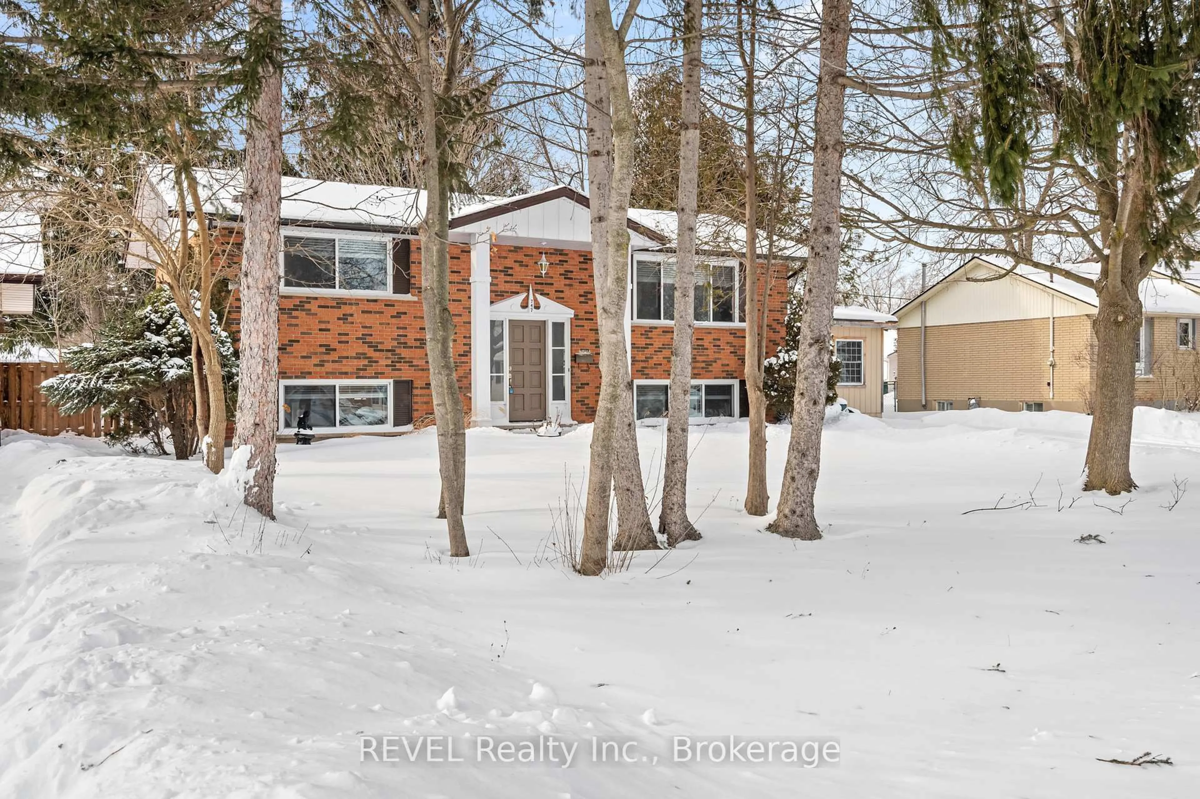 A pic from outside/outdoor area/front of a property/back of a property/a pic from drone, unknown for 747 Parkdale Ave, Fort Erie Ontario L2A 5B7