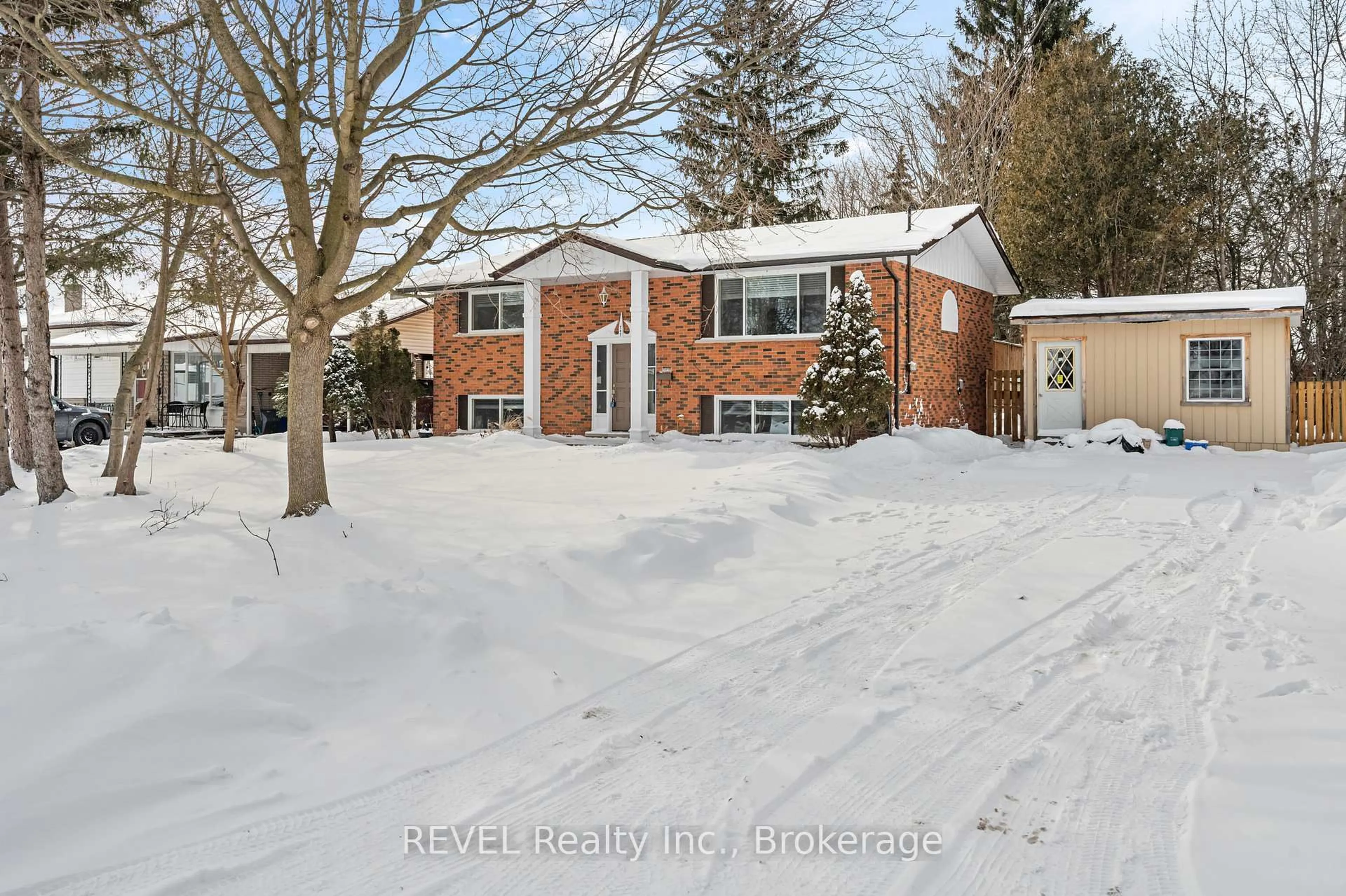 A pic from outside/outdoor area/front of a property/back of a property/a pic from drone, street for 747 Parkdale Ave, Fort Erie Ontario L2A 5B7