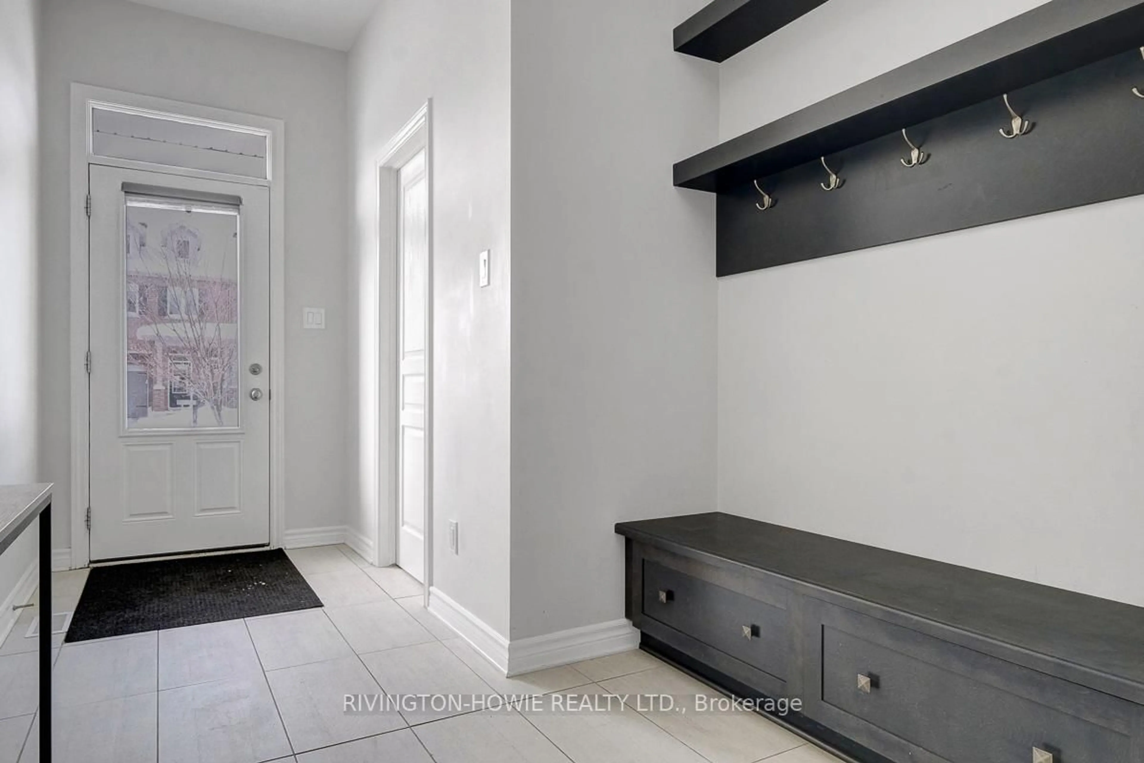 Indoor entryway for 1158 Beckett Cres, Ottawa Ontario K2S 0Z2