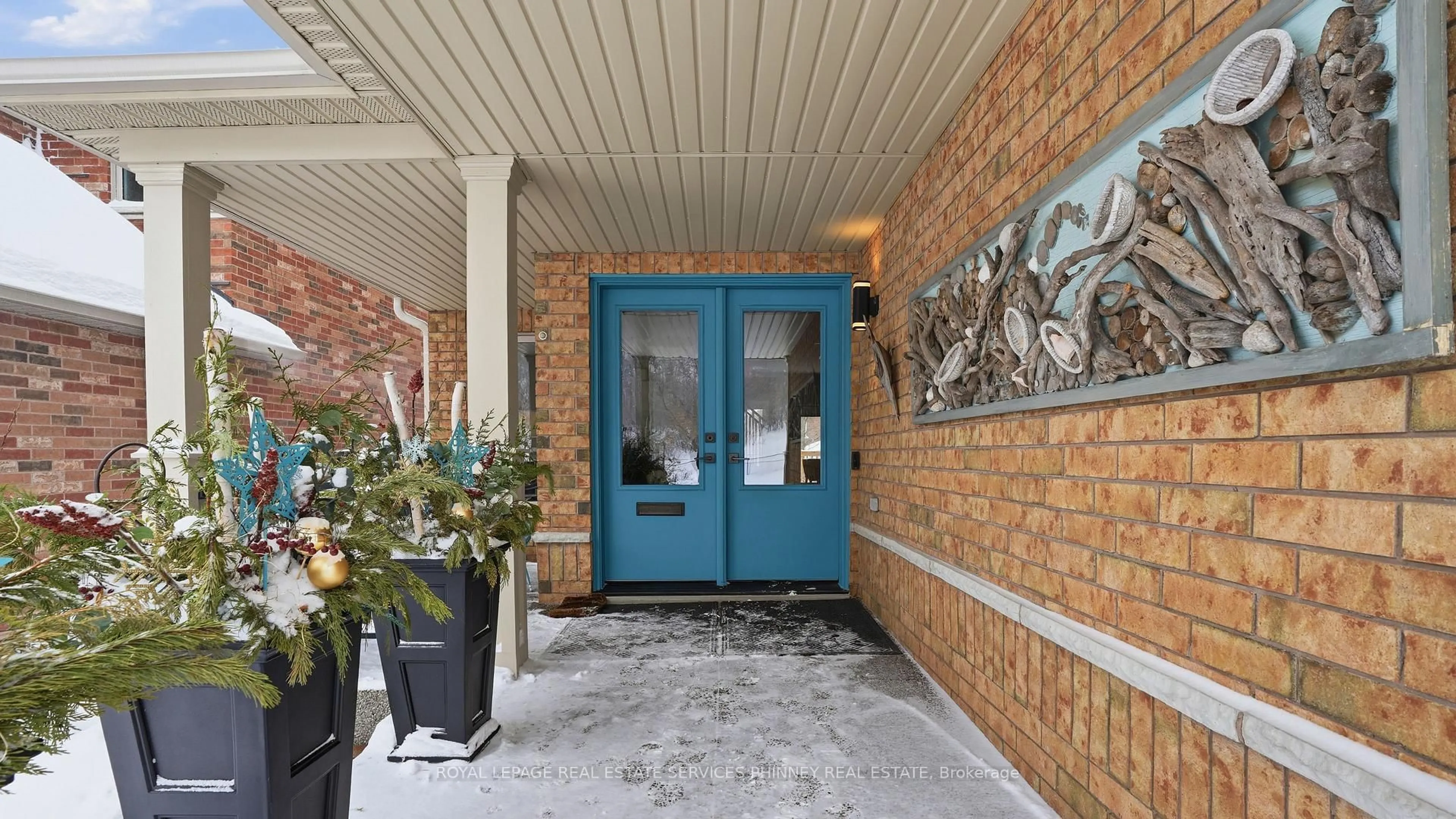 Indoor foyer for 47 Livingstone Dr, Hamilton Ontario L9H 7S4