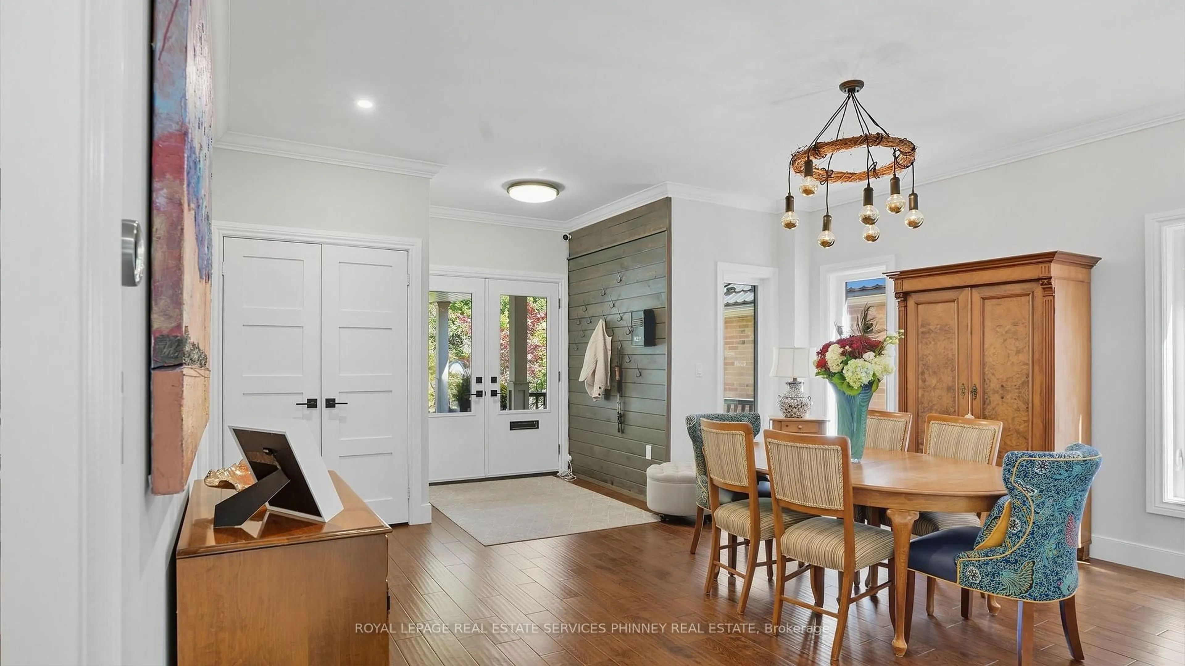 Indoor entryway for 47 Livingstone Dr, Hamilton Ontario L9H 7S4