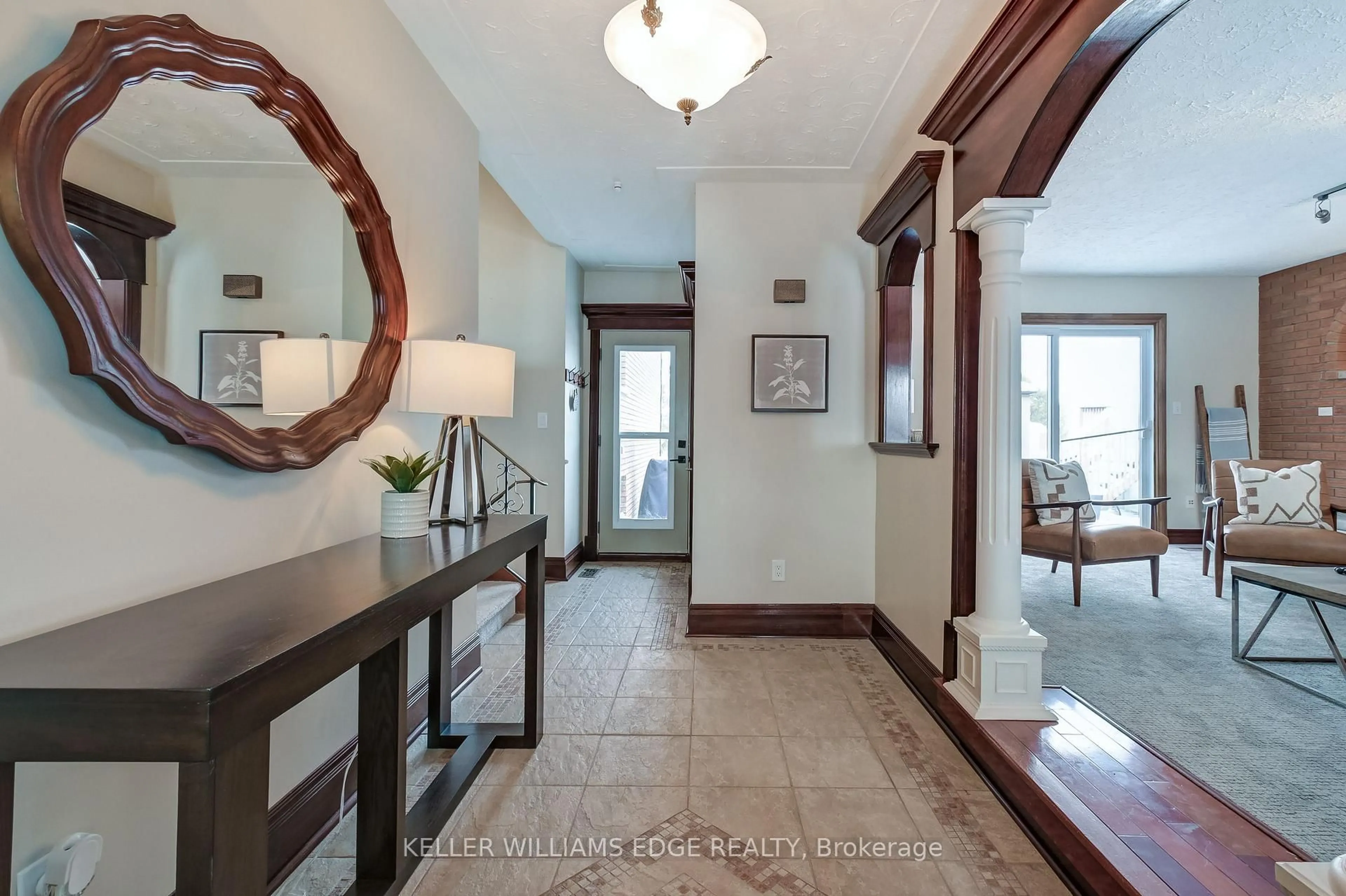 Indoor foyer for 380 Kirk Rd, Hamilton Ontario L0R 1C0