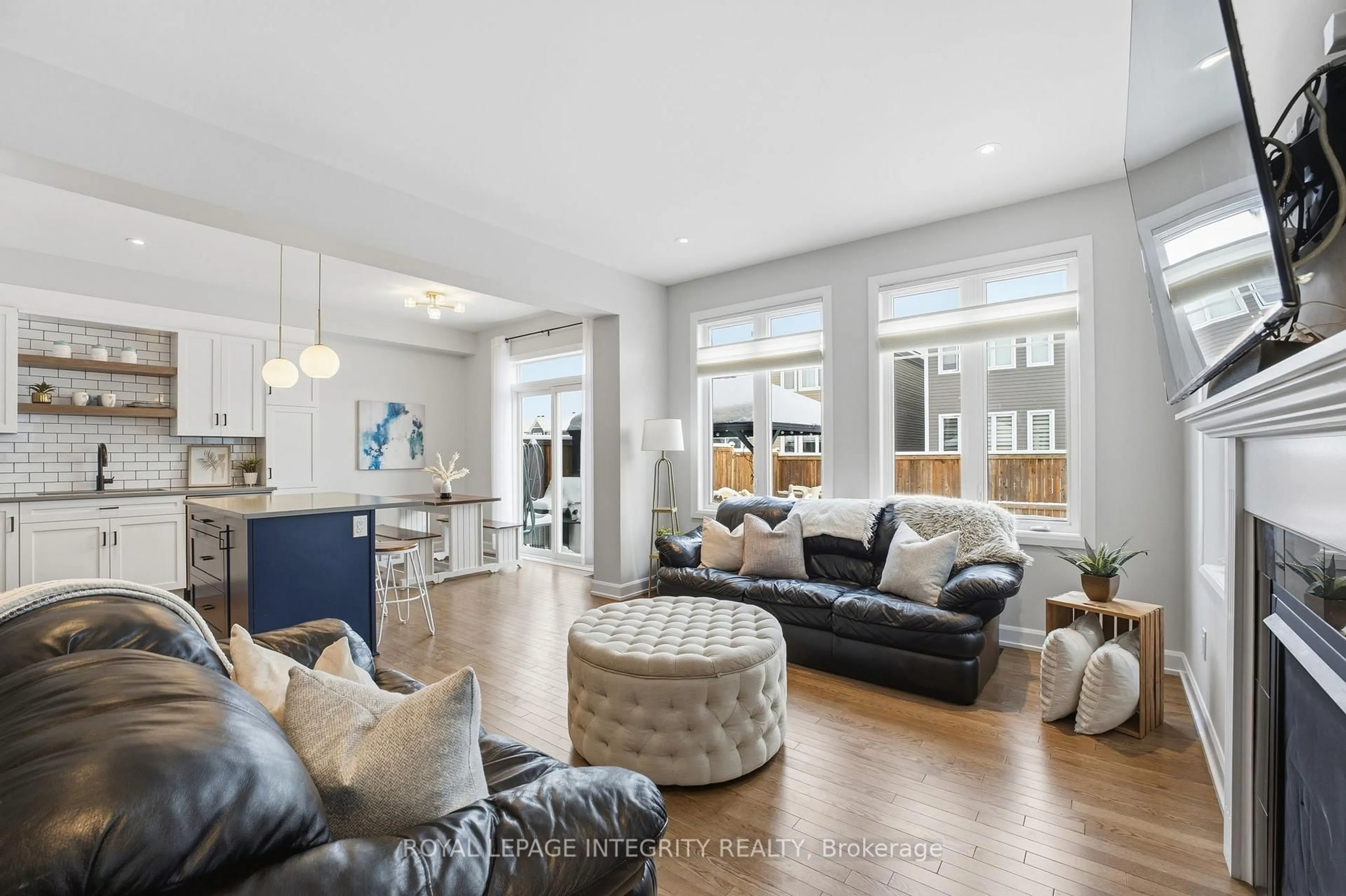 Living room with furniture, unknown for 52 Hackamore Cres, Richmond Ontario K0A 2Z0