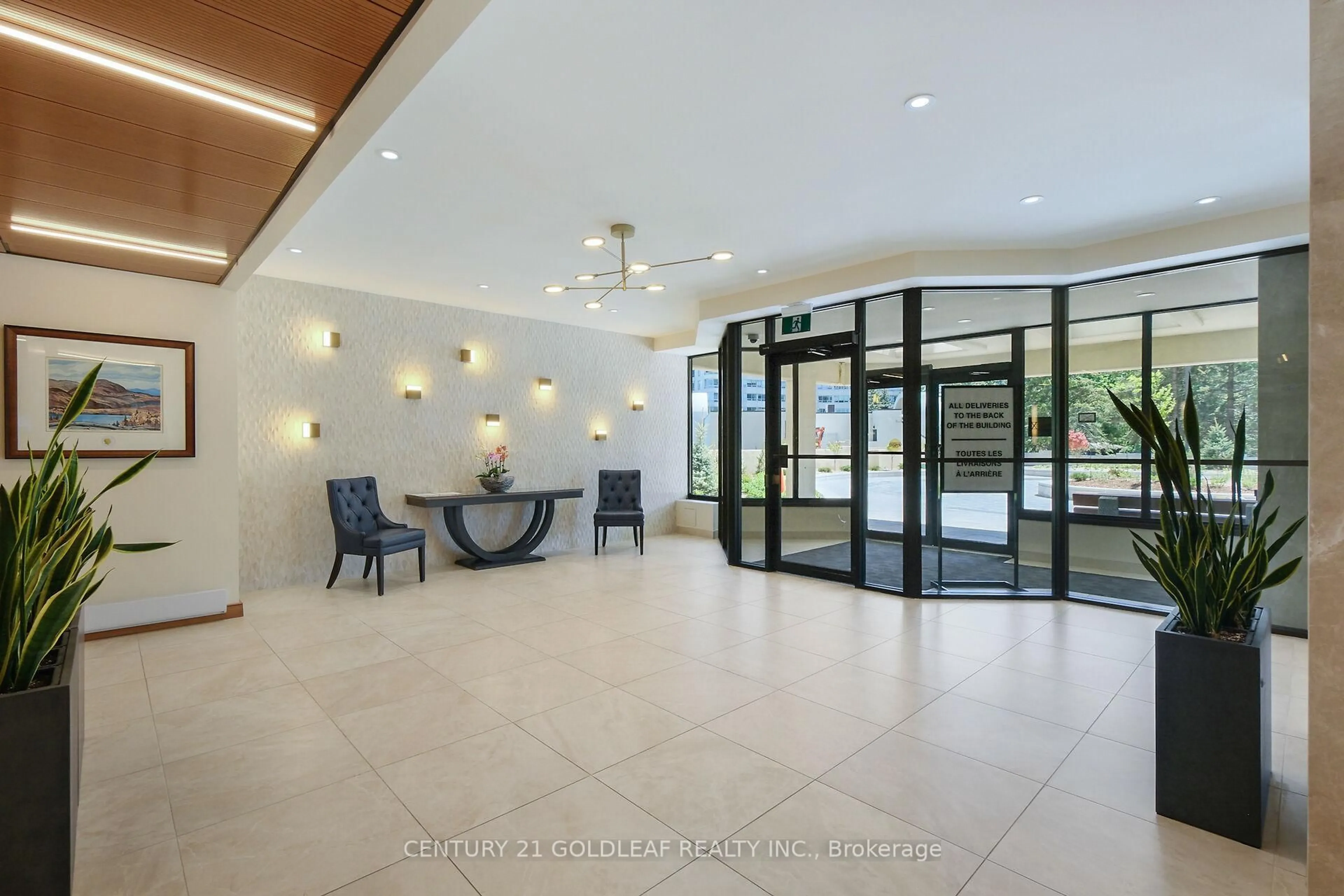 Indoor foyer for 1500 Riverside Dr #501, Ottawa Ontario K1G 4J4