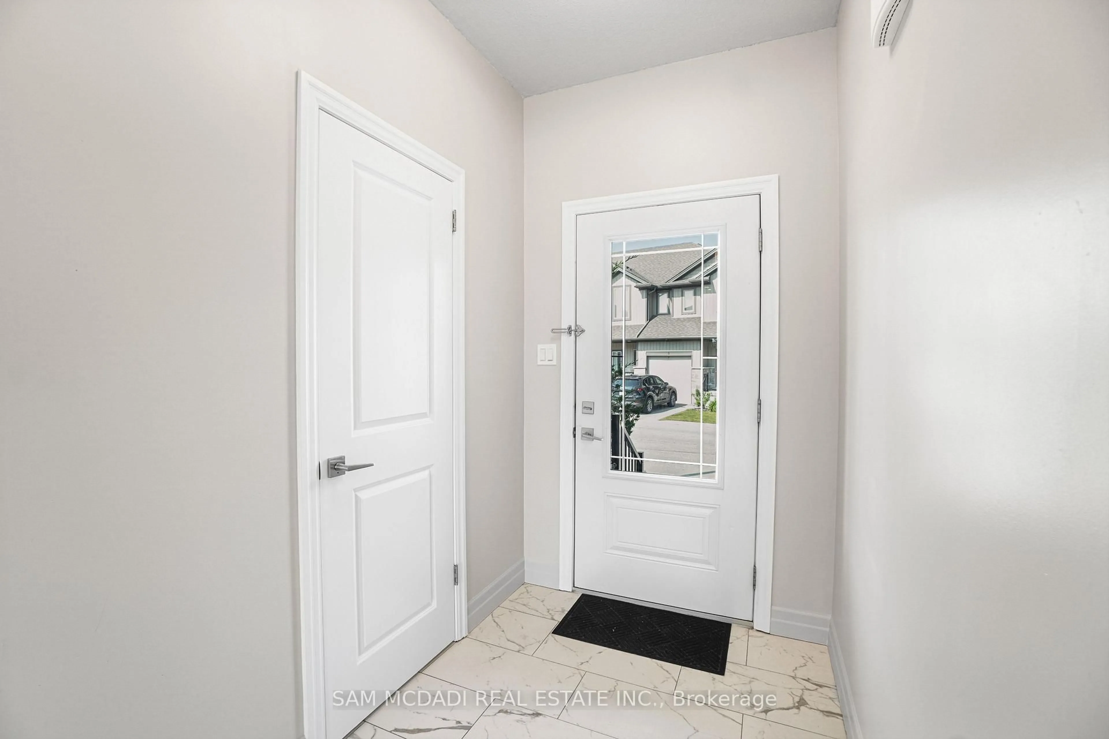 Indoor entryway for 1023 Devonshire Ave #25, Woodstock Ontario N4S 0E7