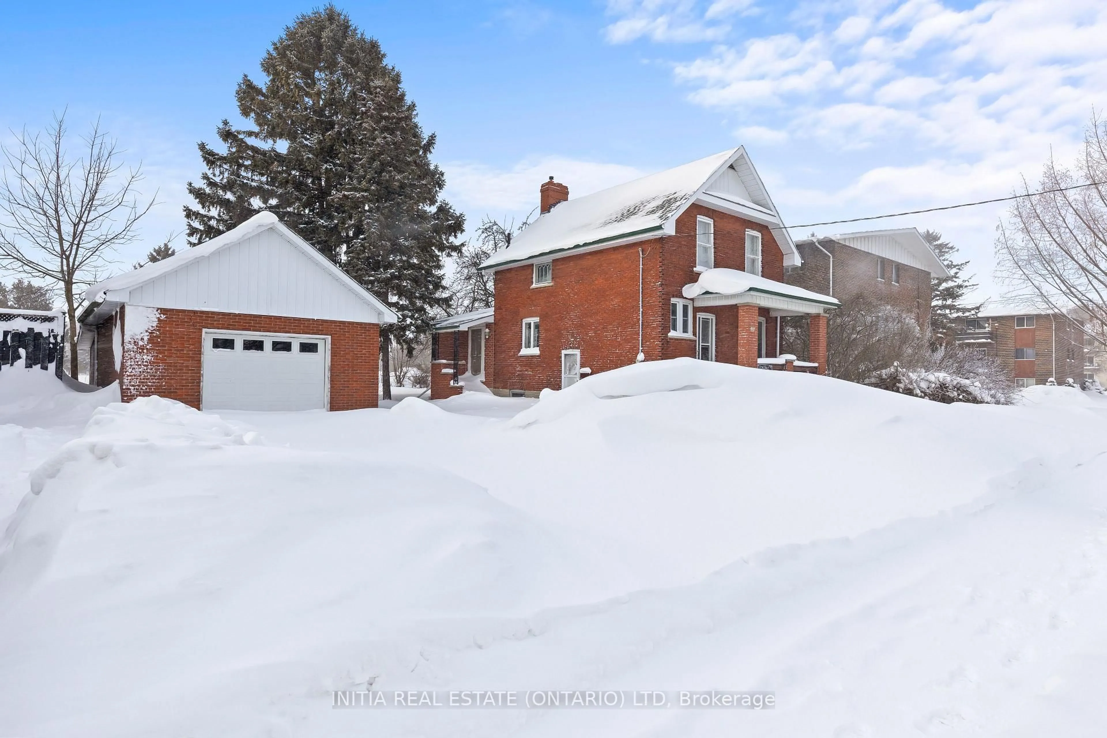 A pic from outside/outdoor area/front of a property/back of a property/a pic from drone, street for 201 Norfolk St, Stratford Ontario N5A 3Z1