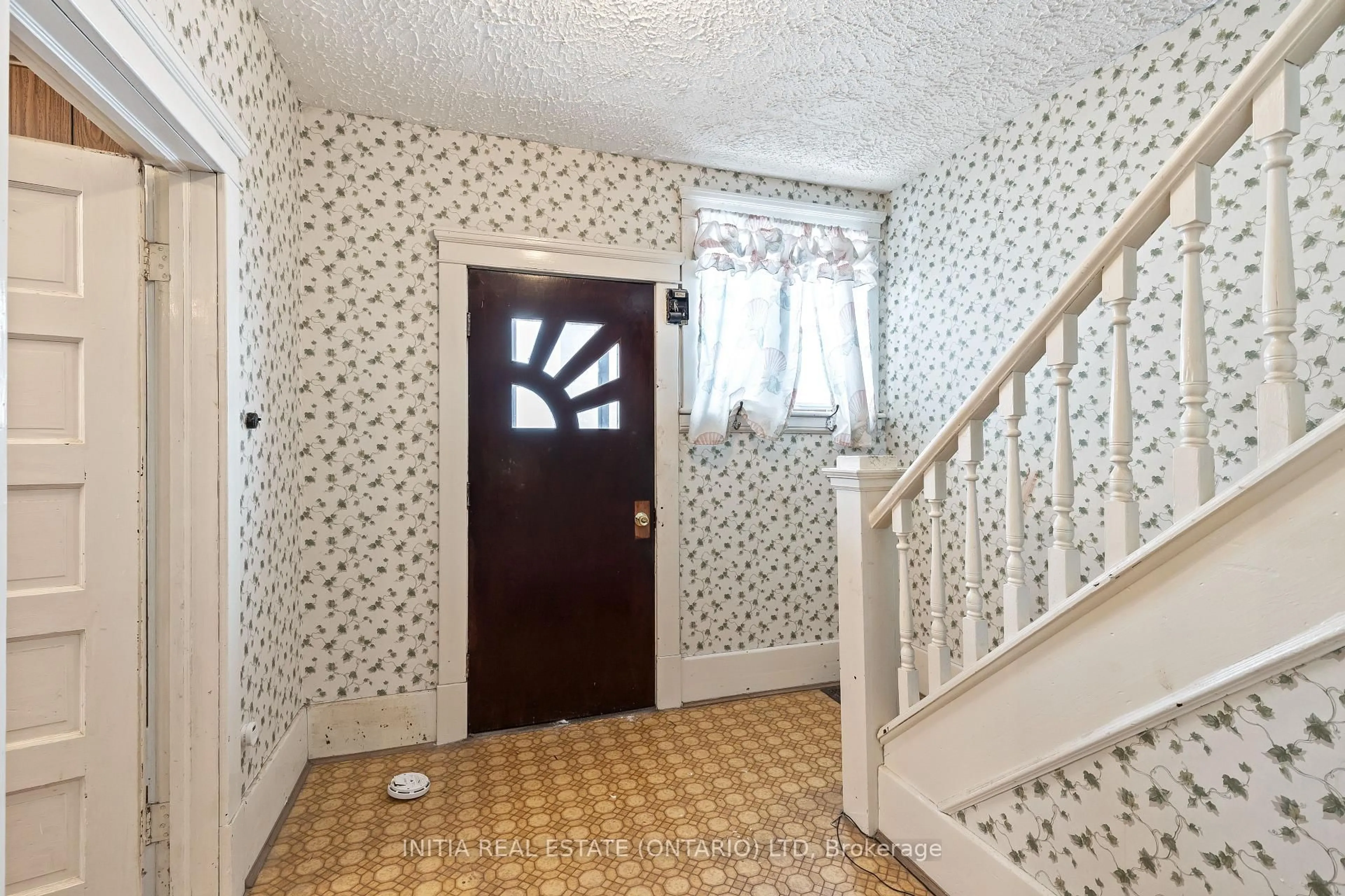 Indoor entryway for 201 Norfolk St, Stratford Ontario N5A 3Z1
