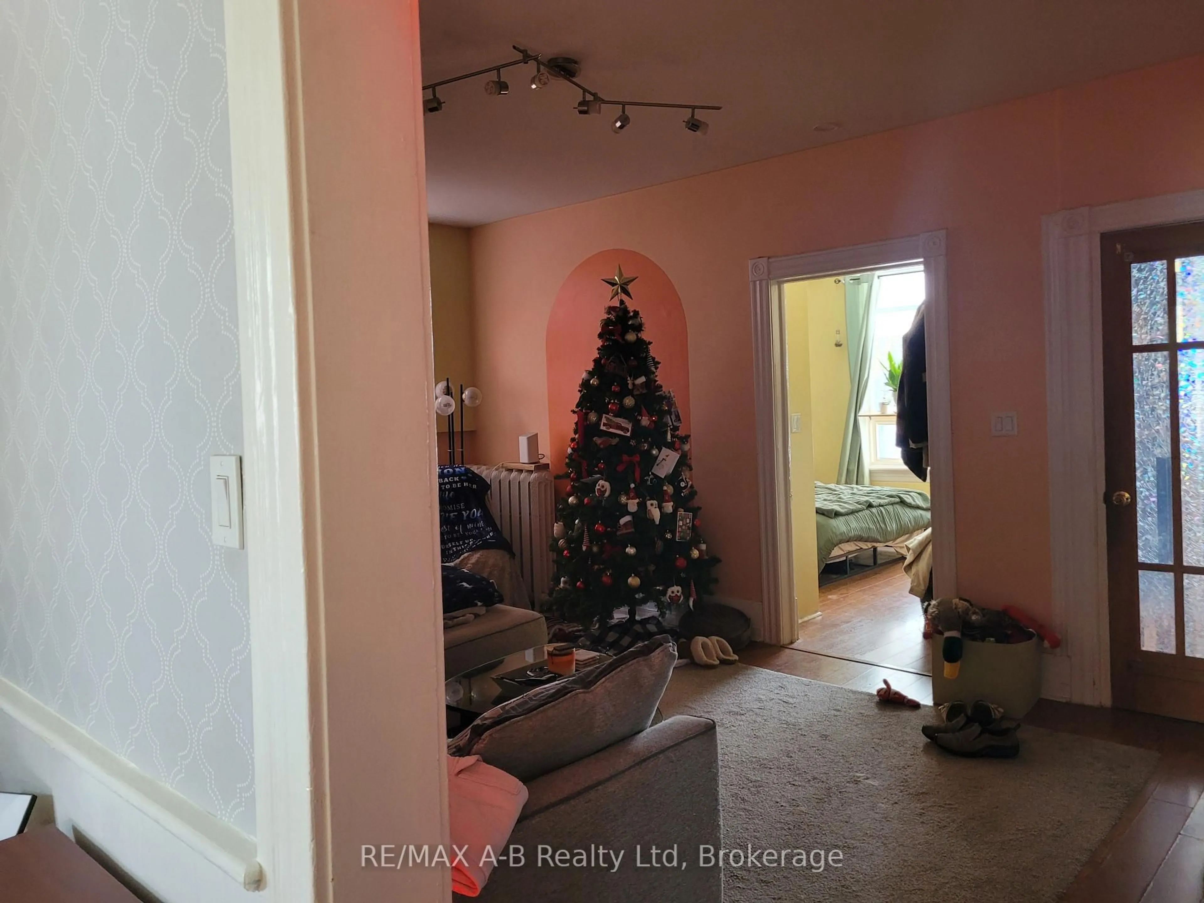 A pic of a room for 190 Colborne St, London East Ontario N6B 2S2