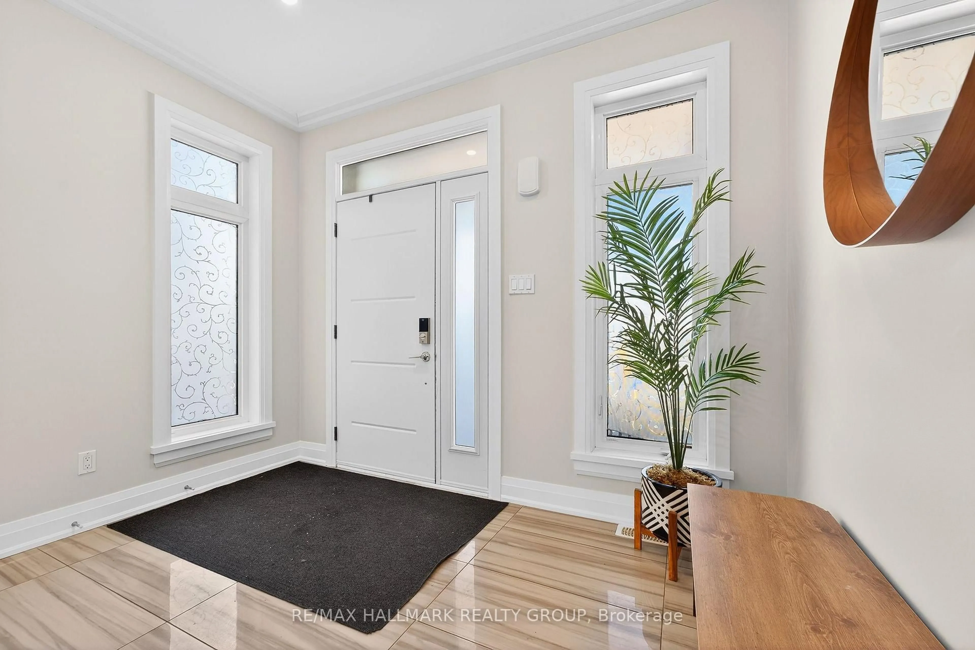 Indoor entryway for 579 Foxview Pl, Ottawa Ontario K1K 4E1