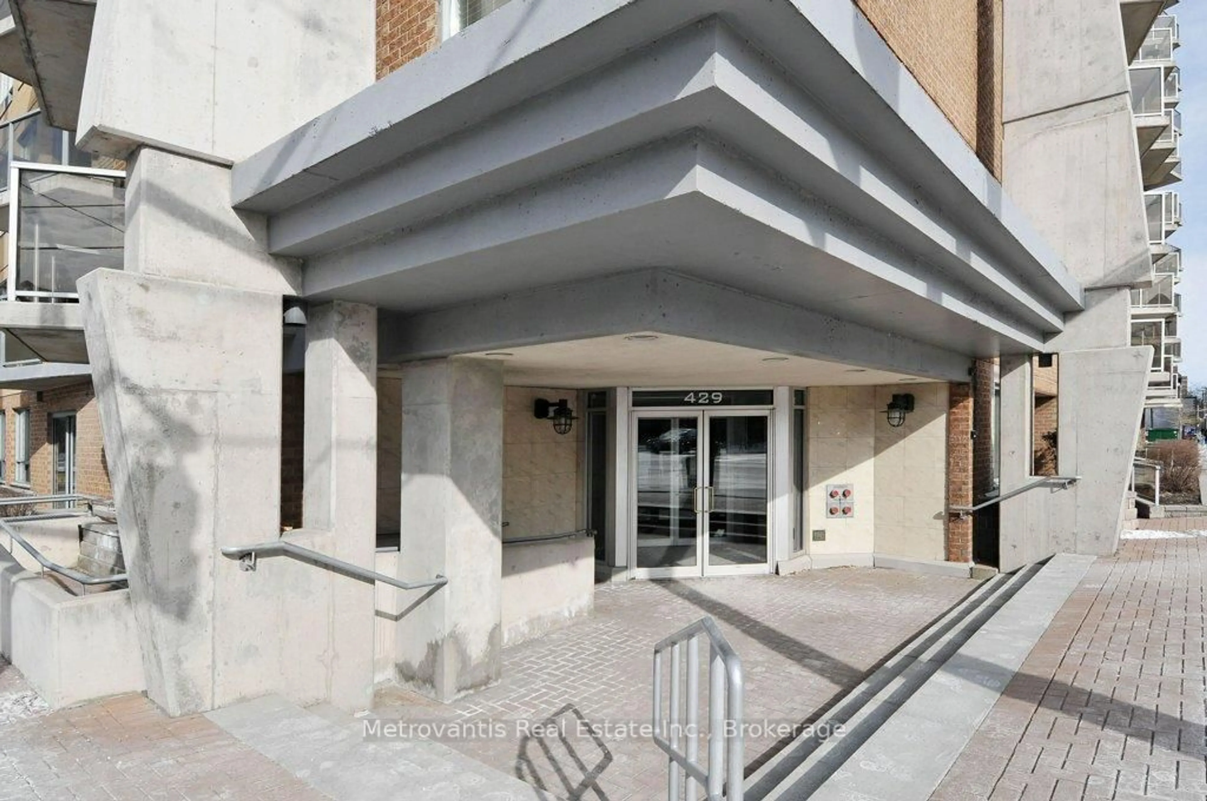 Indoor foyer for 429 Somerset St #706, Ottawa Ontario K2P 2P5