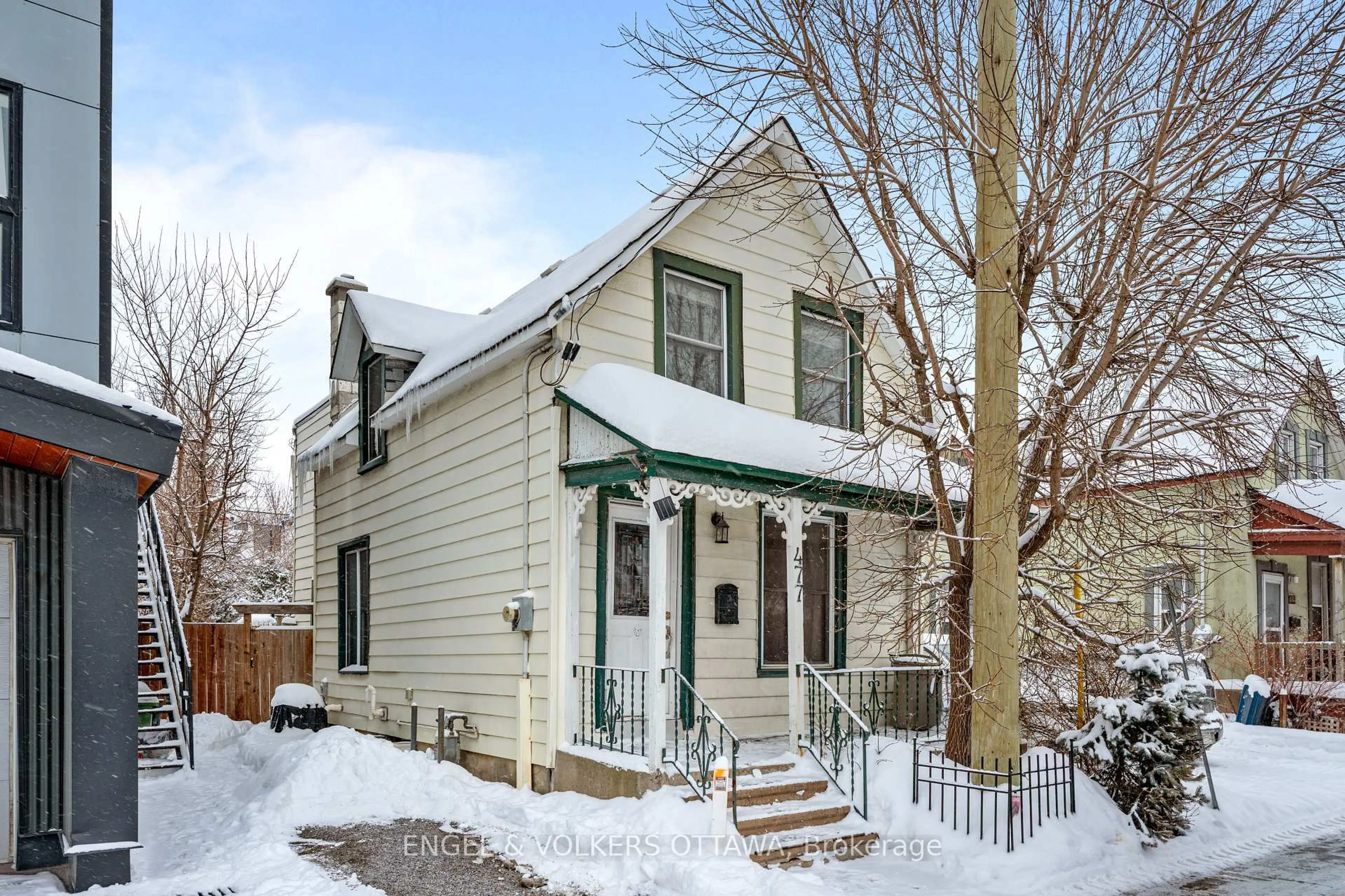 Home with vinyl exterior material, street for 477 Booth St, Ottawa Ontario K1R 7L1