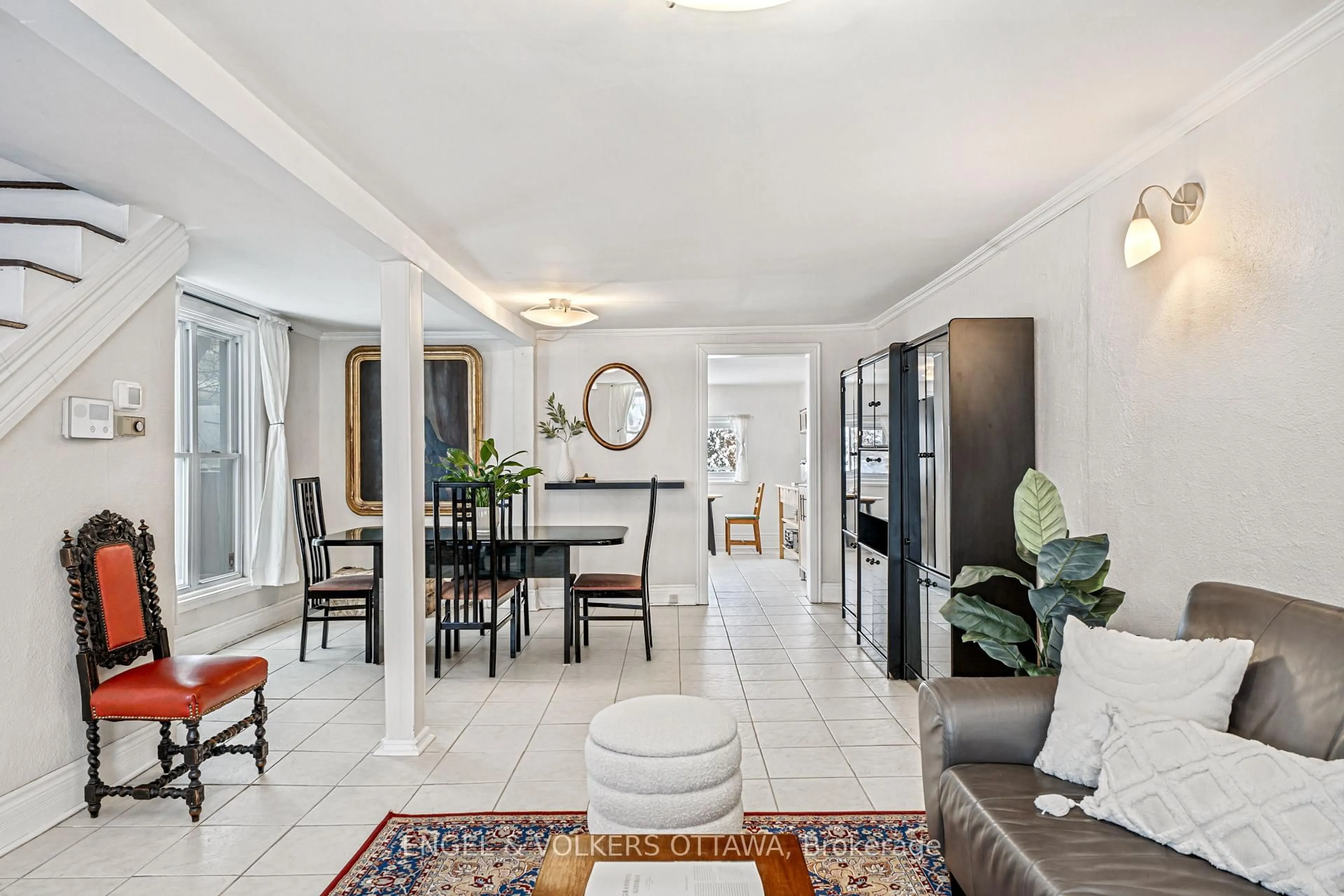 Indoor foyer for 477 Booth St, Ottawa Ontario K1R 7L1