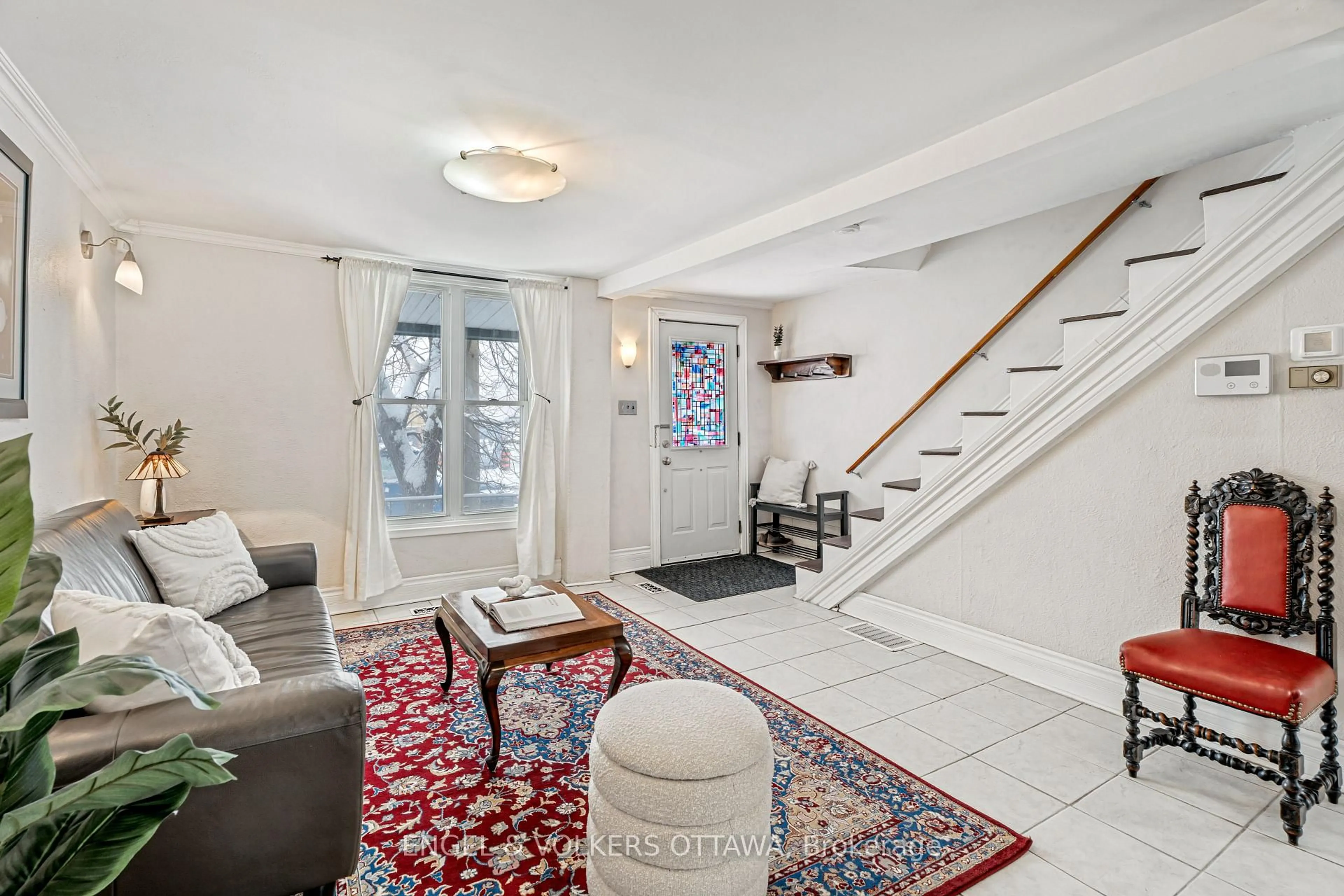 Indoor entryway for 477 Booth St, Ottawa Ontario K1R 7L1