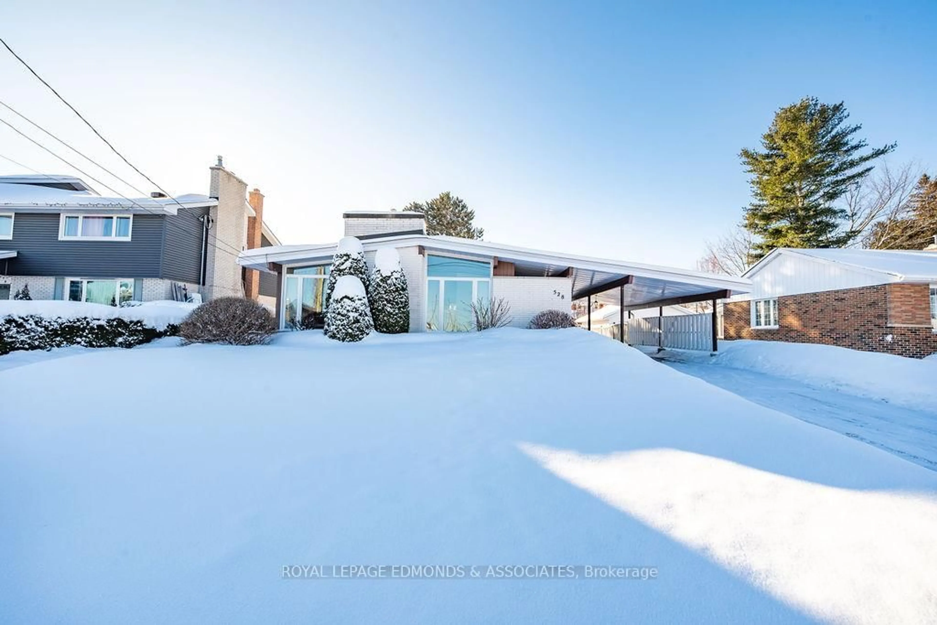 A pic from outside/outdoor area/front of a property/back of a property/a pic from drone, unknown for 528 Irving St, Pembroke Ontario K8A 2T9