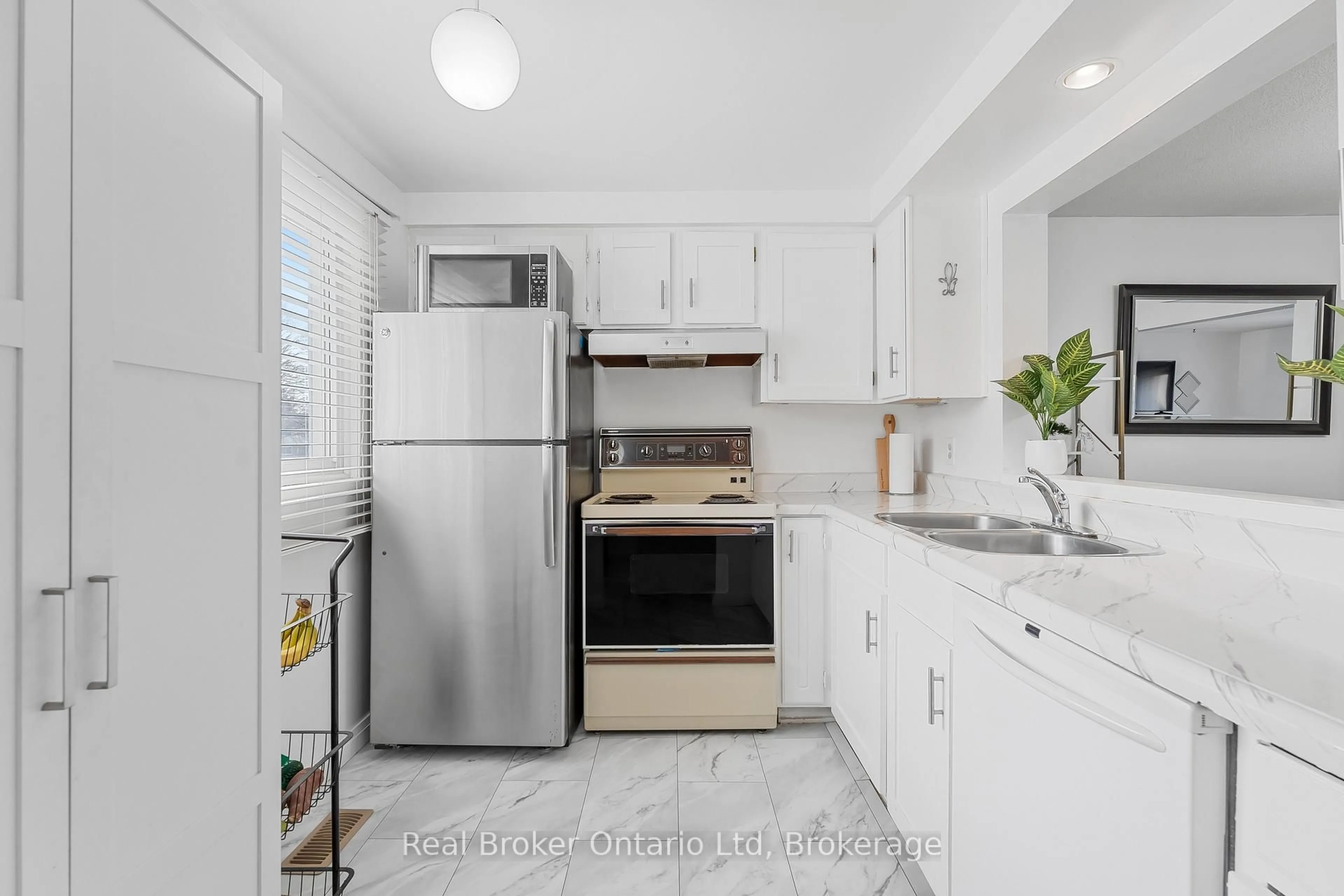 Standard kitchen, ceramic/tile floor for 5982 Dunn St #8, Niagara Falls Ontario L2G 7J9