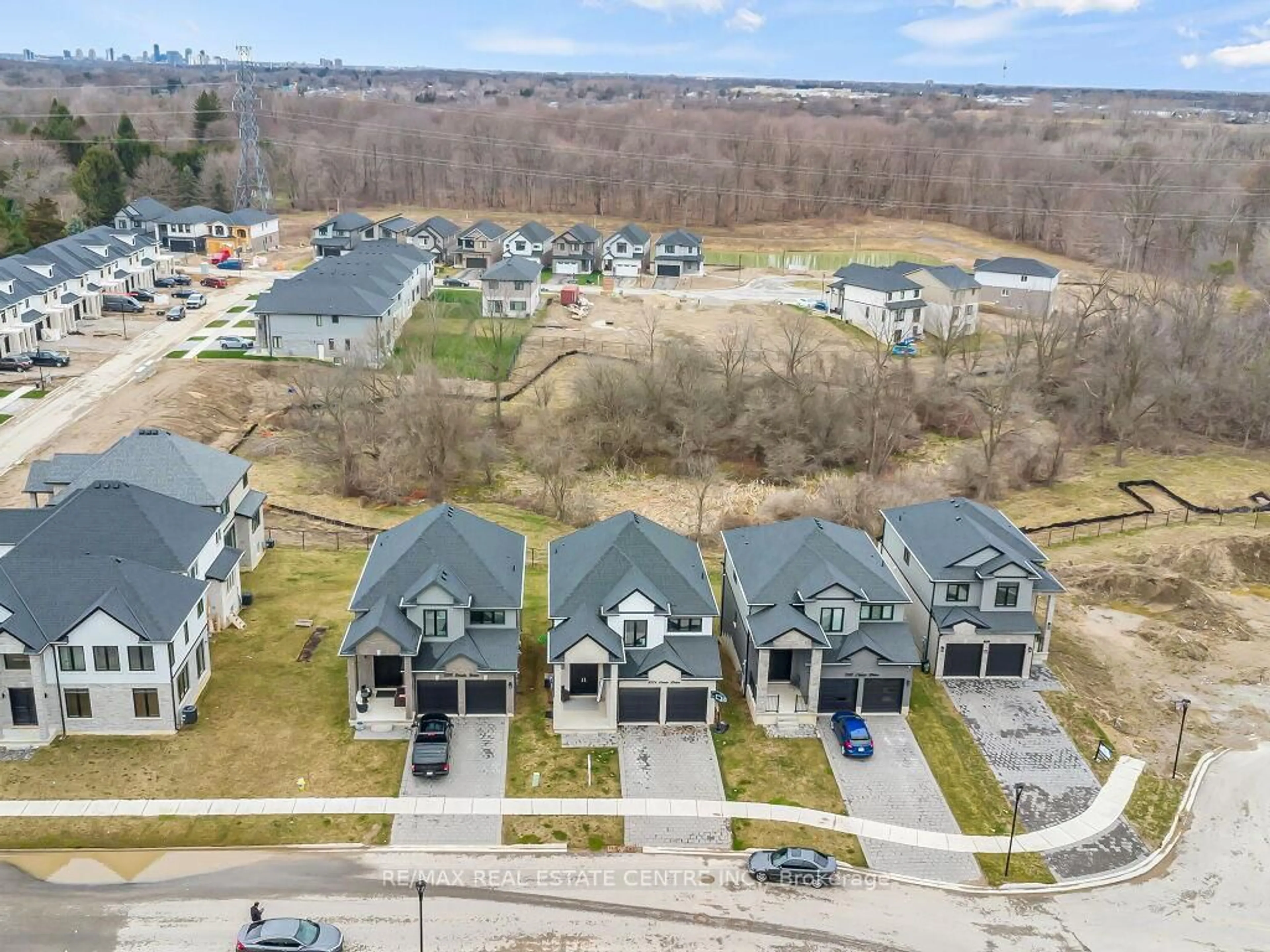 A pic from outside/outdoor area/front of a property/back of a property/a pic from drone, street for 3374 Oriole Dr, London South Ontario N6M 0K1