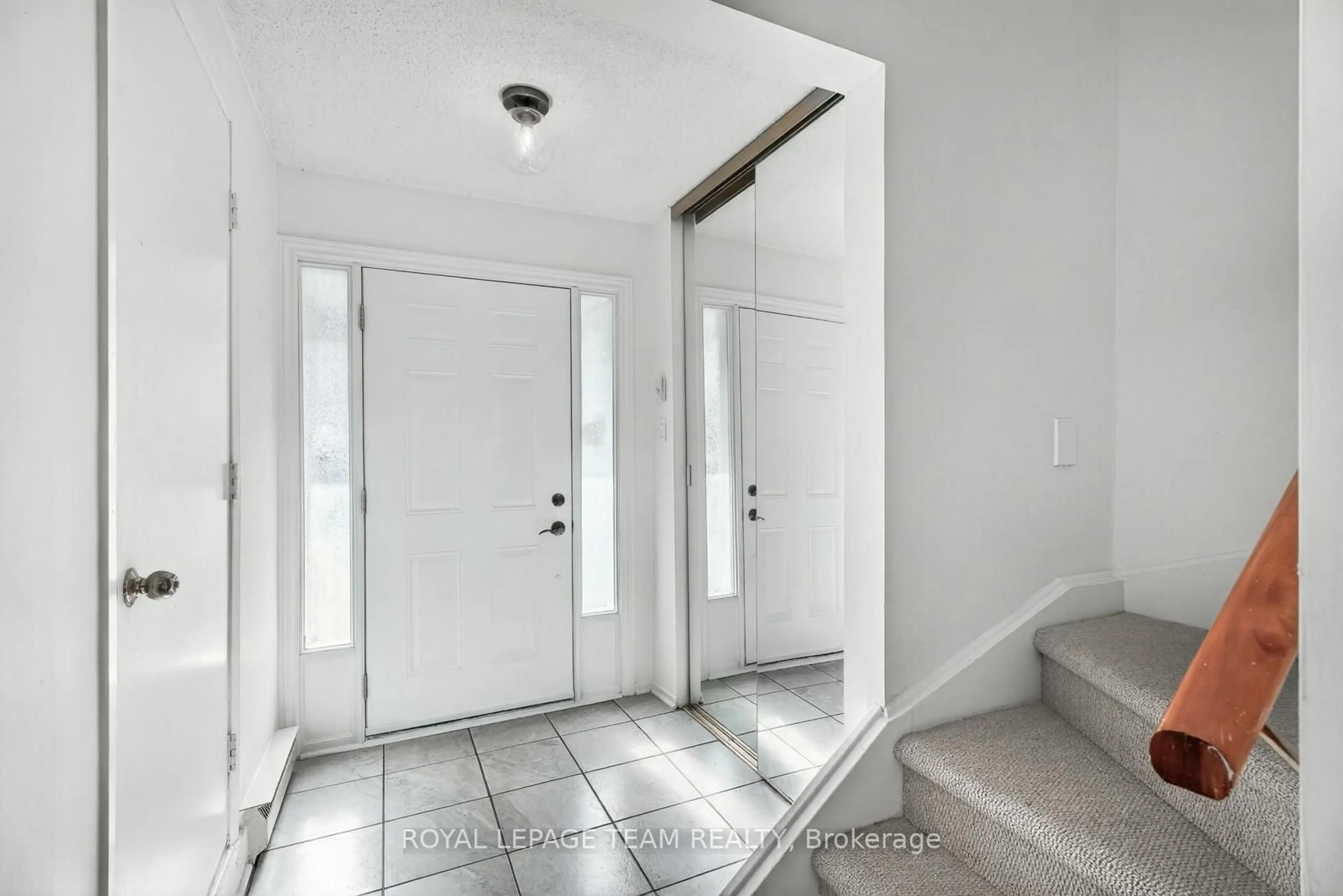Indoor entryway for 9 Moorside Private, Ottawa Ontario K2C 3P4