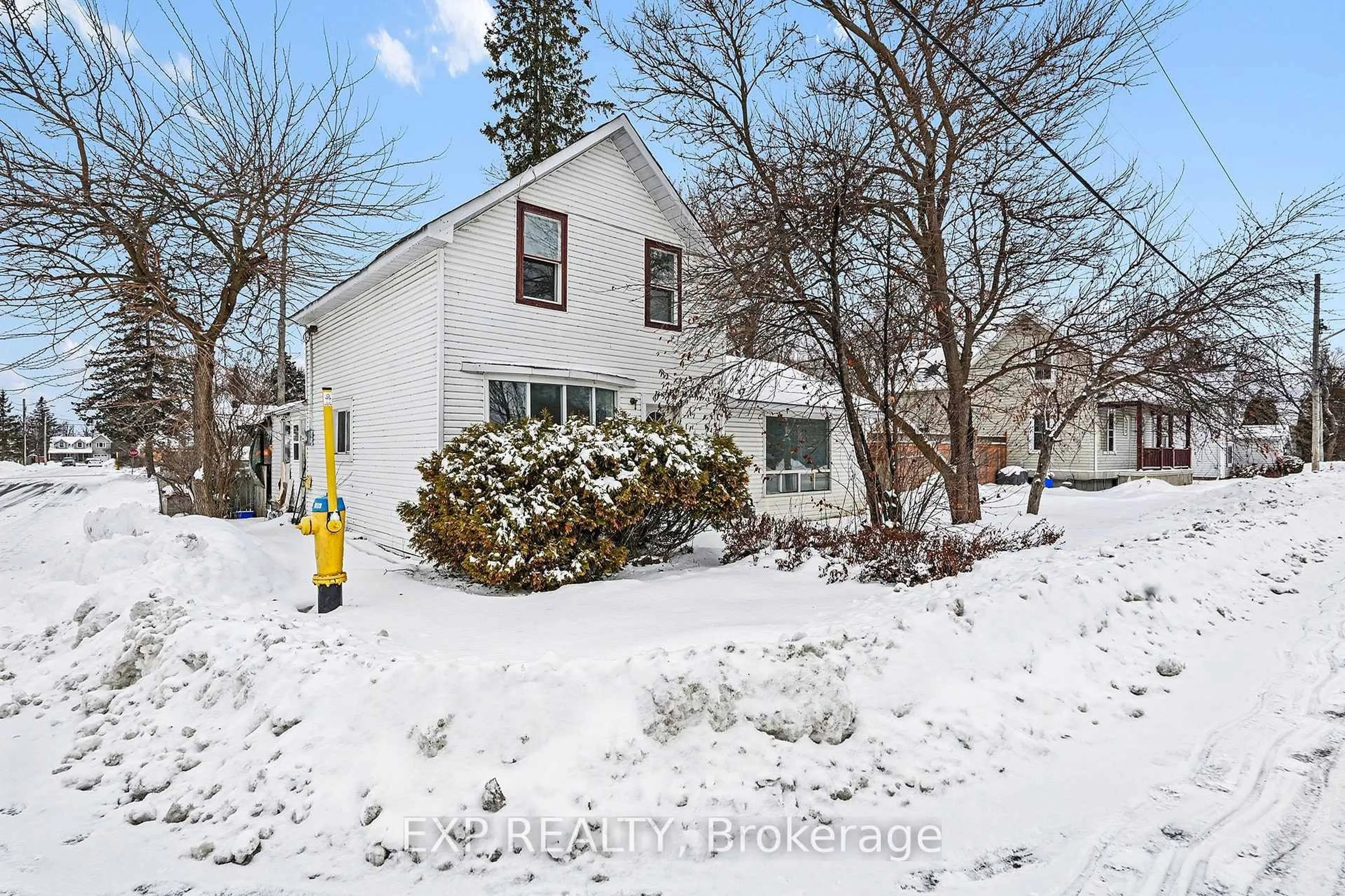 A pic from outside/outdoor area/front of a property/back of a property/a pic from drone, street for 294 Moffatt St, Carleton Place Ontario K7C 3L4