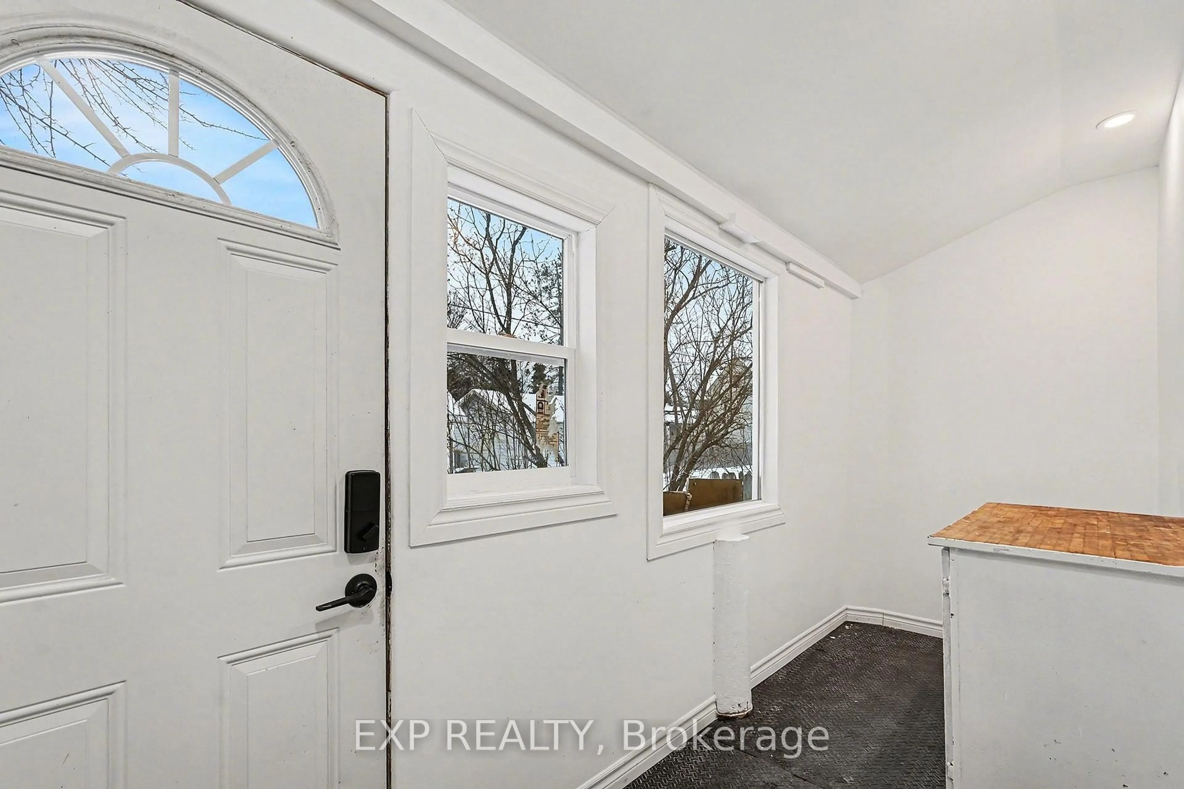 Indoor entryway for 294 Moffatt St, Carleton Place Ontario K7C 3L4