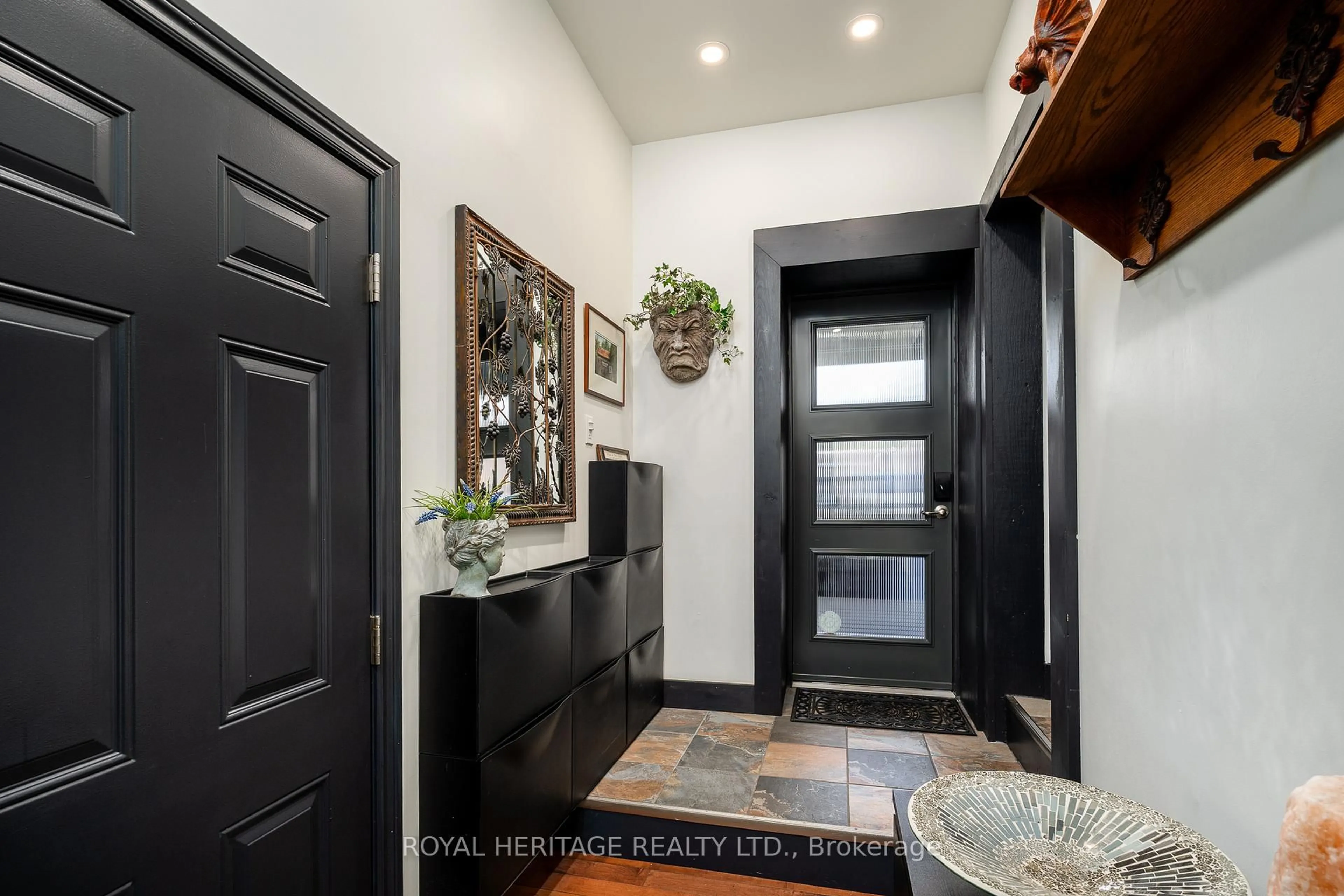 Indoor entryway for 269 Front St, Belleville Ontario K8N 2Z6