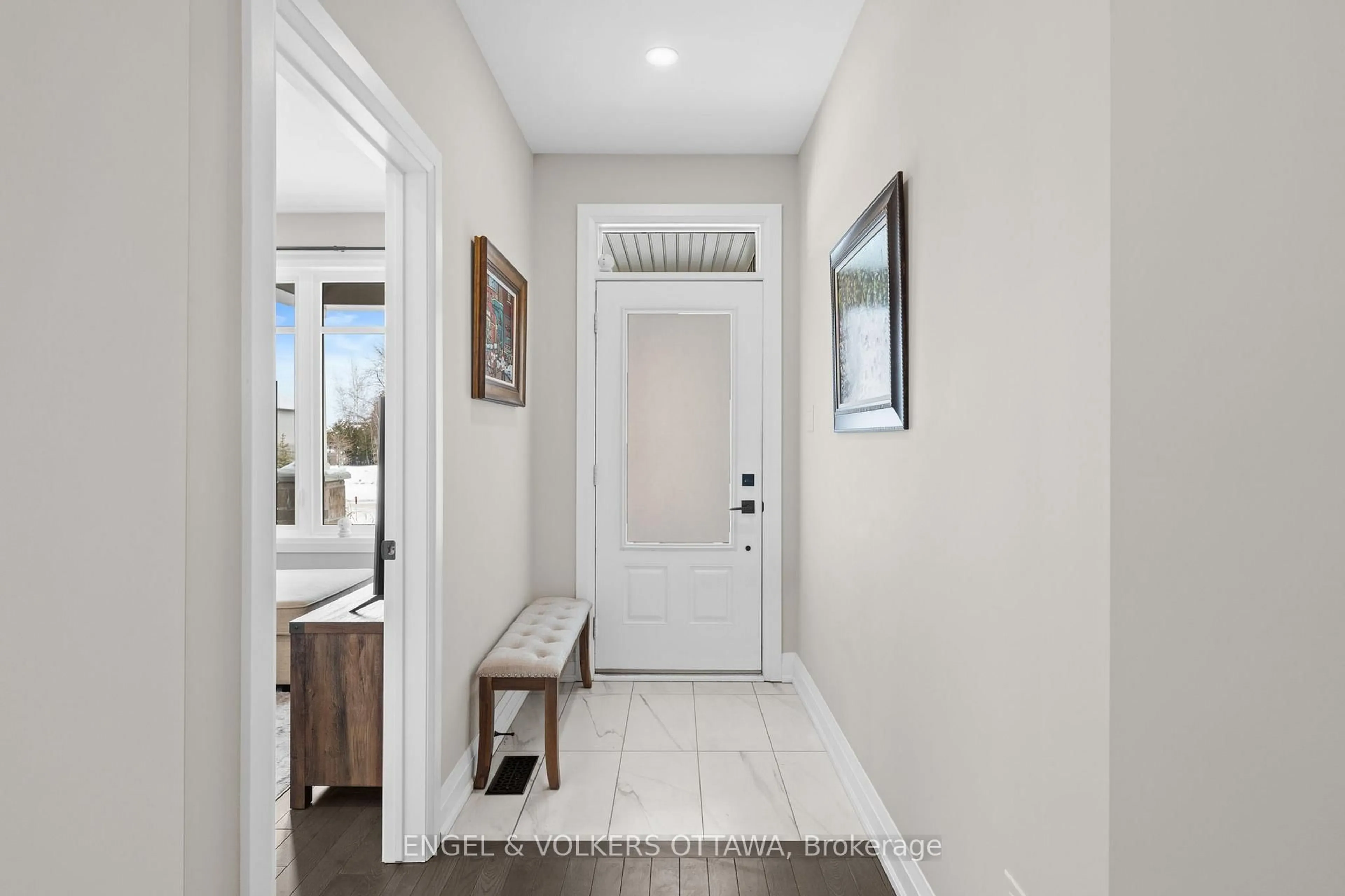 Indoor entryway for 221 Blackhorse Dr, North Grenville Ontario K0G 1J0
