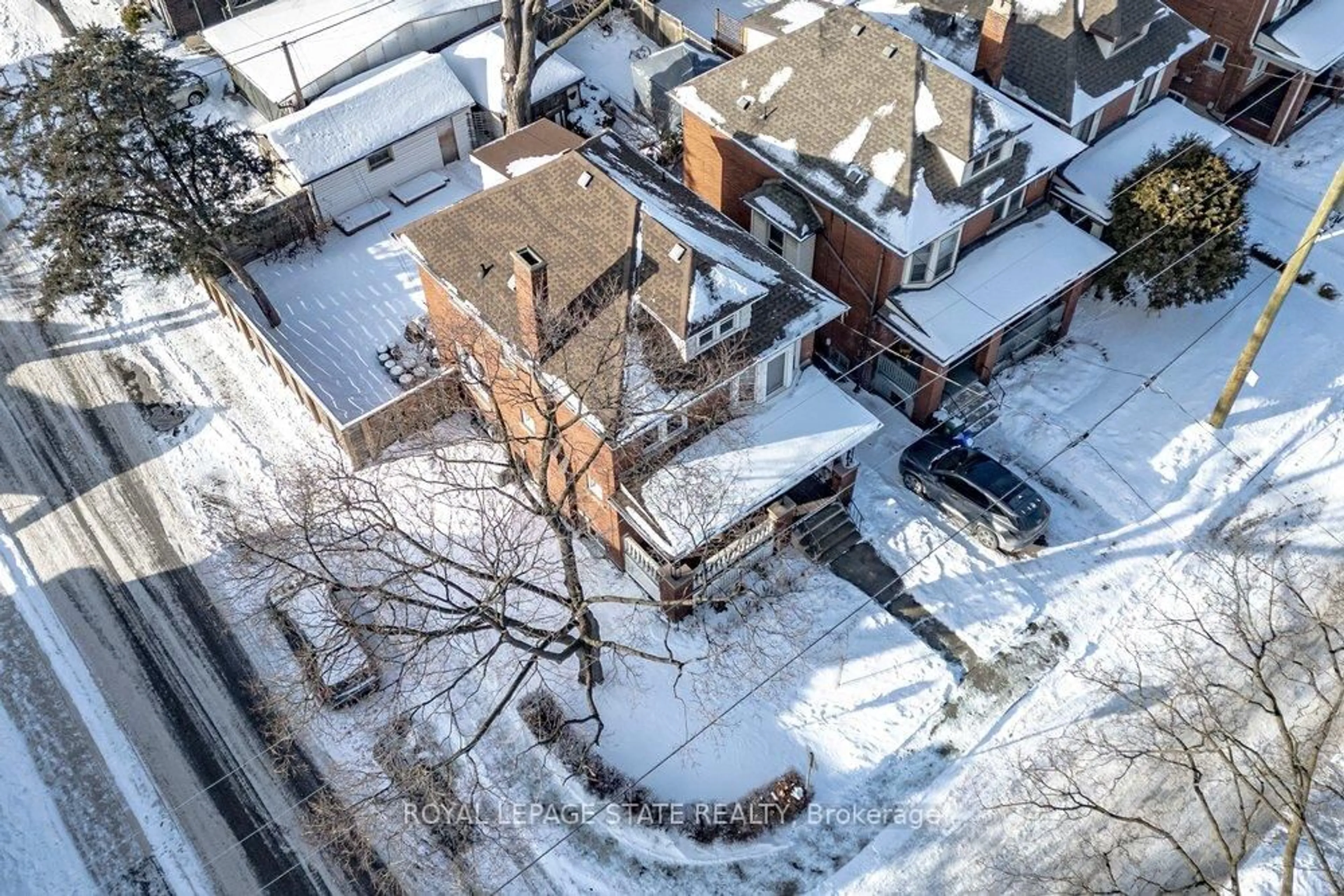 A pic from outside/outdoor area/front of a property/back of a property/a pic from drone, street for 46 Connaught Ave, Hamilton Ontario L8M 3C2