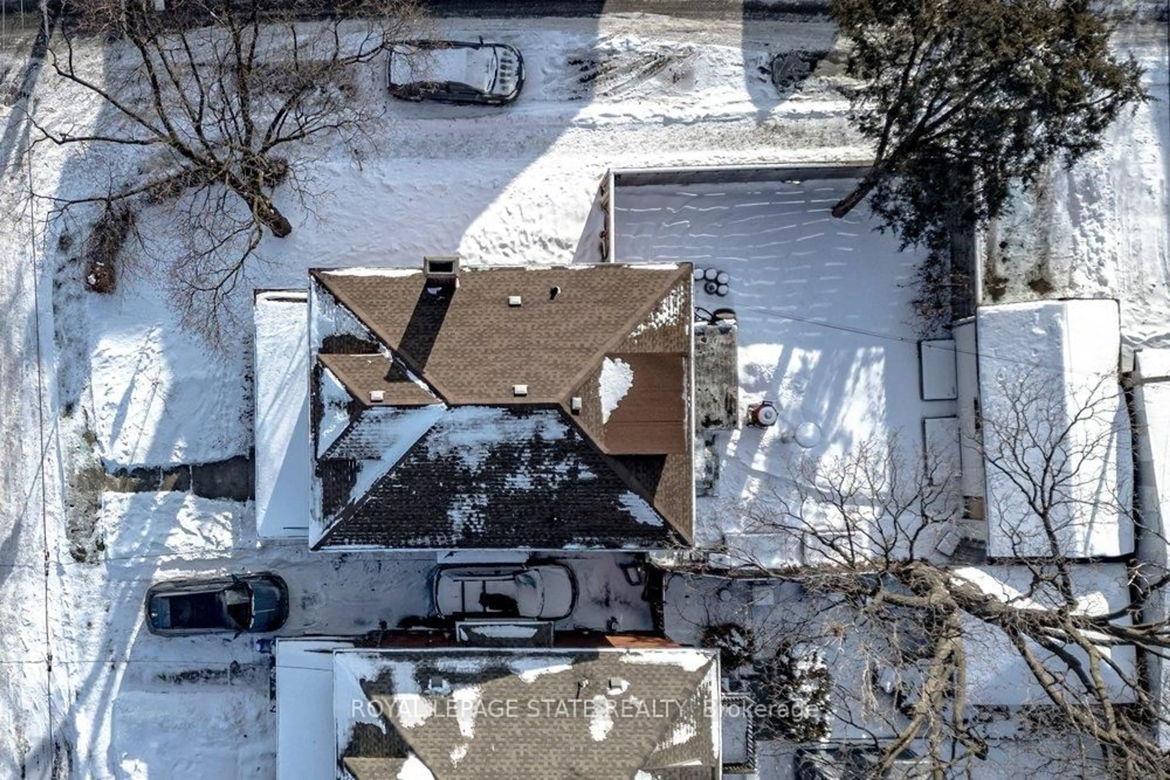 A pic from outside/outdoor area/front of a property/back of a property/a pic from drone, unknown for 46 Connaught Ave, Hamilton Ontario L8M 3C2