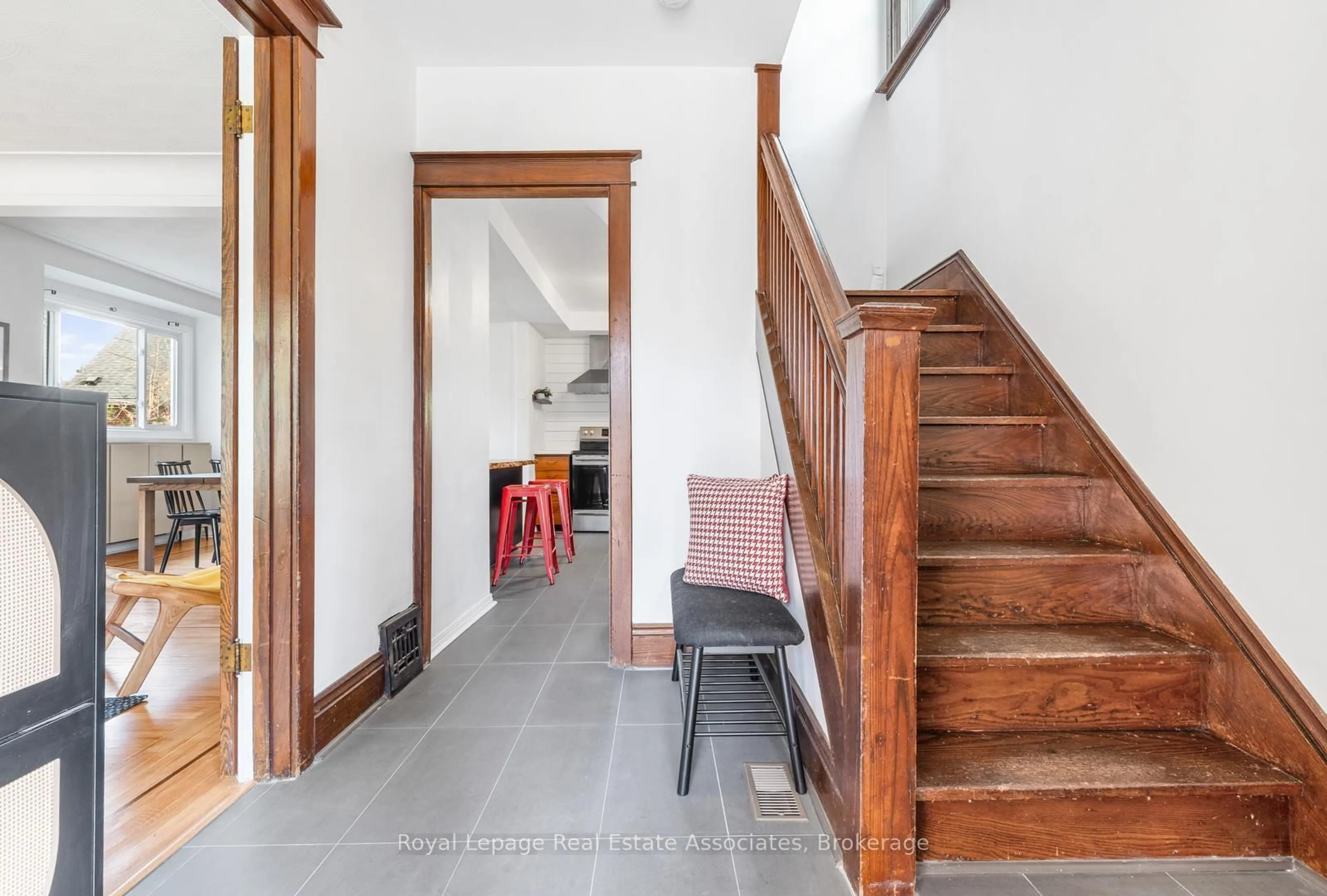 Indoor foyer for 263 Houghton Ave, Hamilton Ontario L8K 2N4