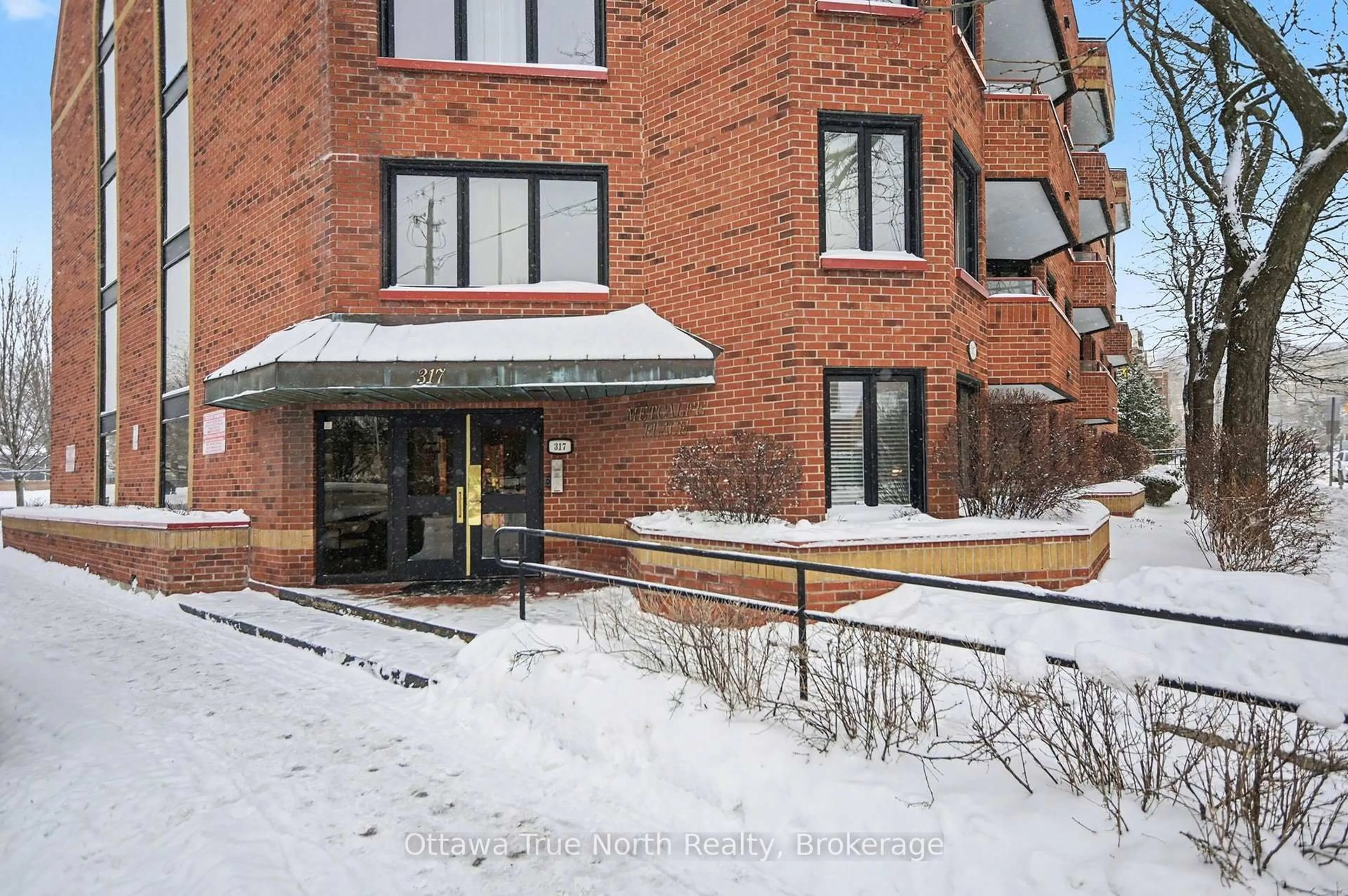 Indoor foyer for 317 Metcalfe St #102, Ottawa Ontario K2P 1S3